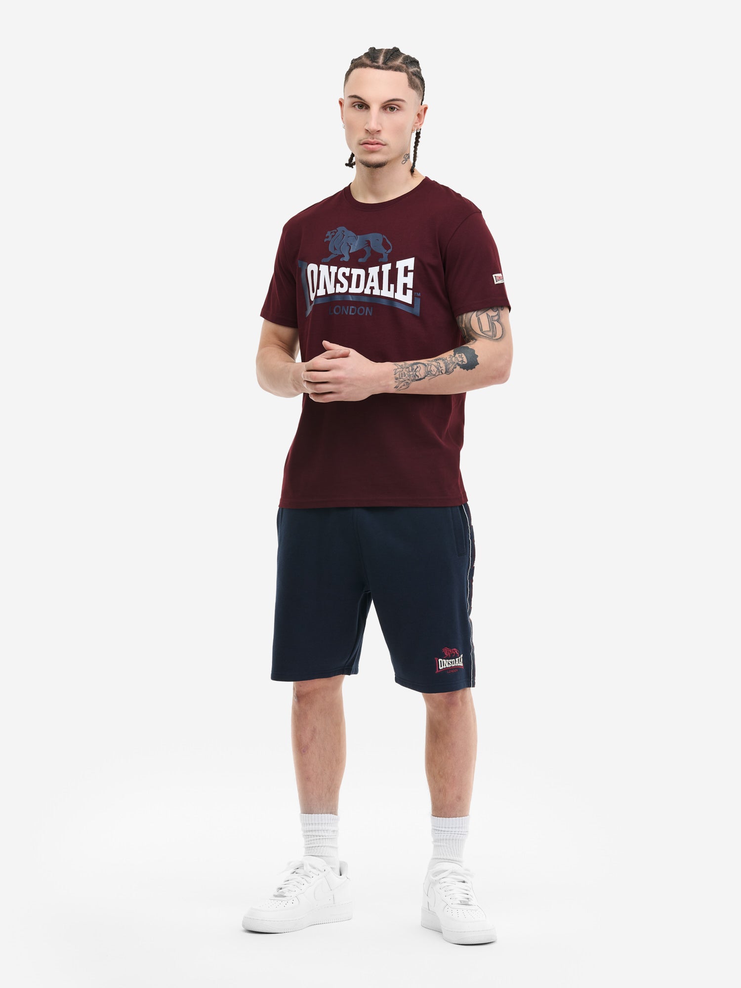 Lonsdale Lion Two Tone Herren T-Shirt Oxblood, normale Passform, mit zweifarbigem Brust-Logo und Ärmel-Label.