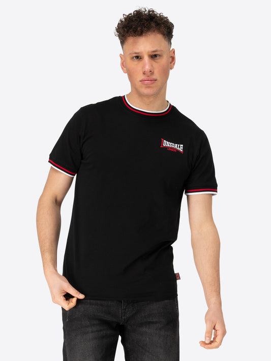 Lonsdale T-Shirt mit Logo-Stickerei auf der Brust, geripptem Rundhalsausschnitt und gestreiften Bündchen an Kragen und Ärmelabschlüssen.