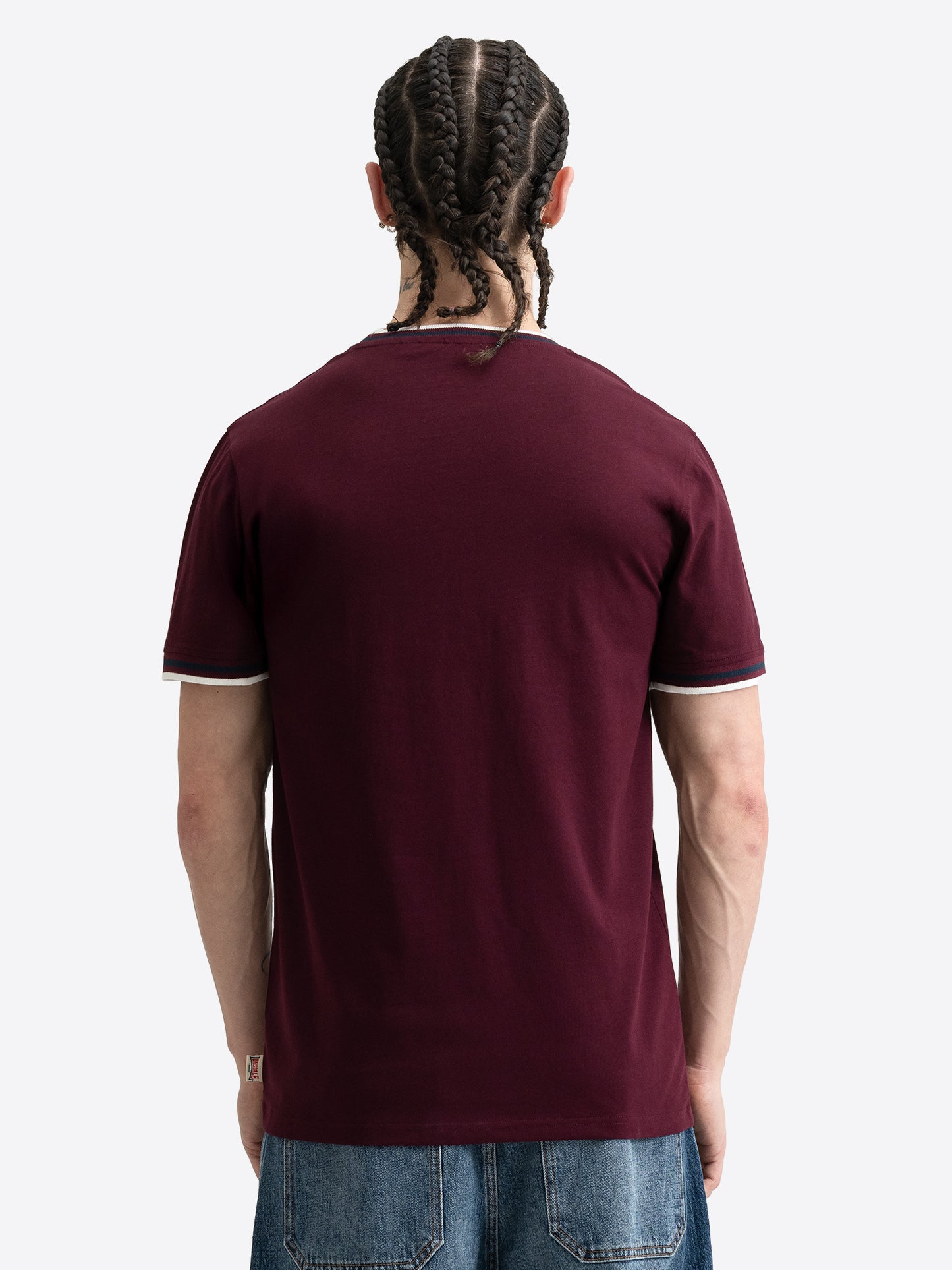Rückseite des schmal geschnittenen Lonsdale T-Shirts in Oxblood-Rot.
