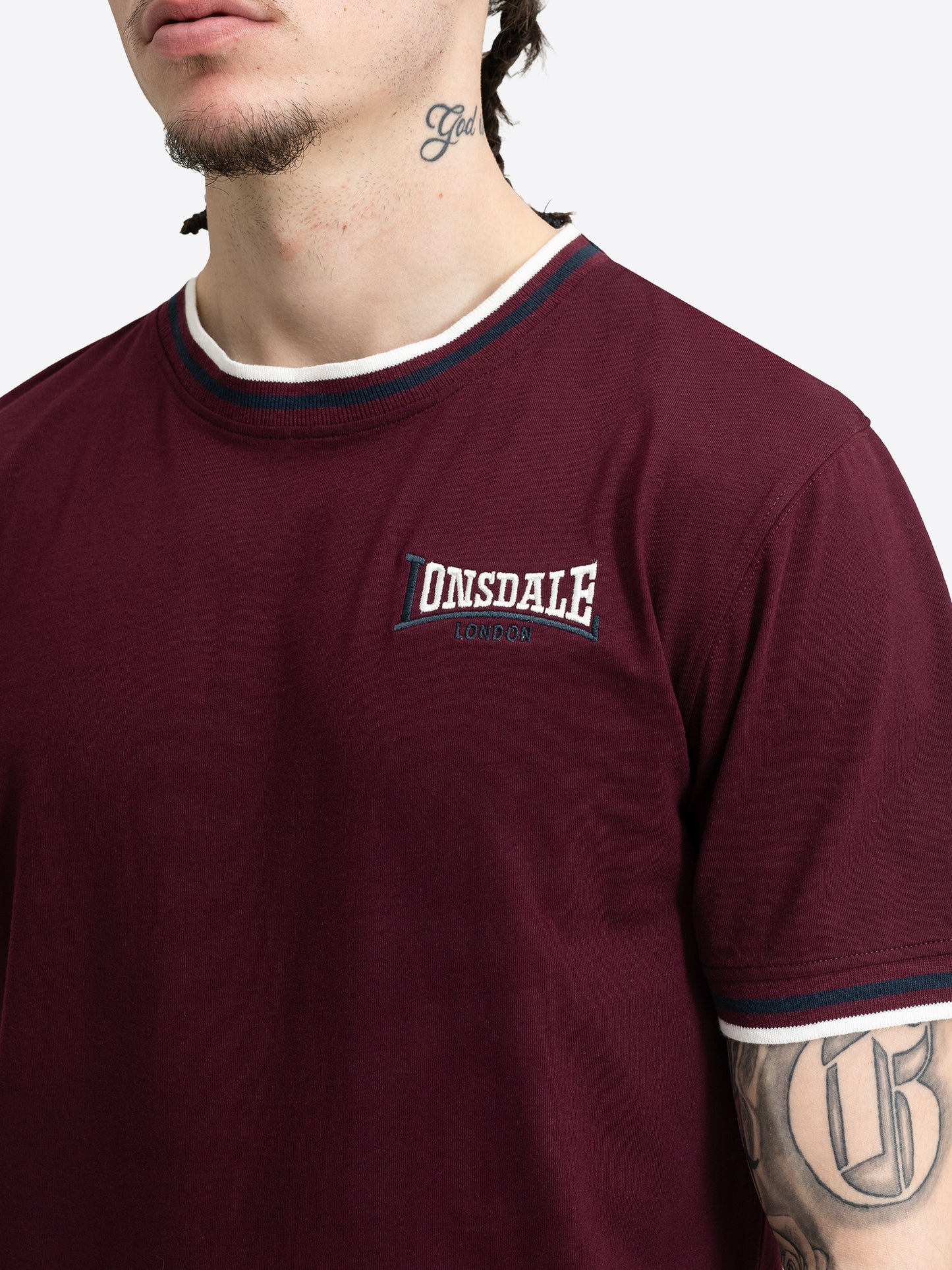 Weinrotes Lonsdale Herren T-Shirt im Slim-Fit-Schnitt mit Logo-Stickerei.