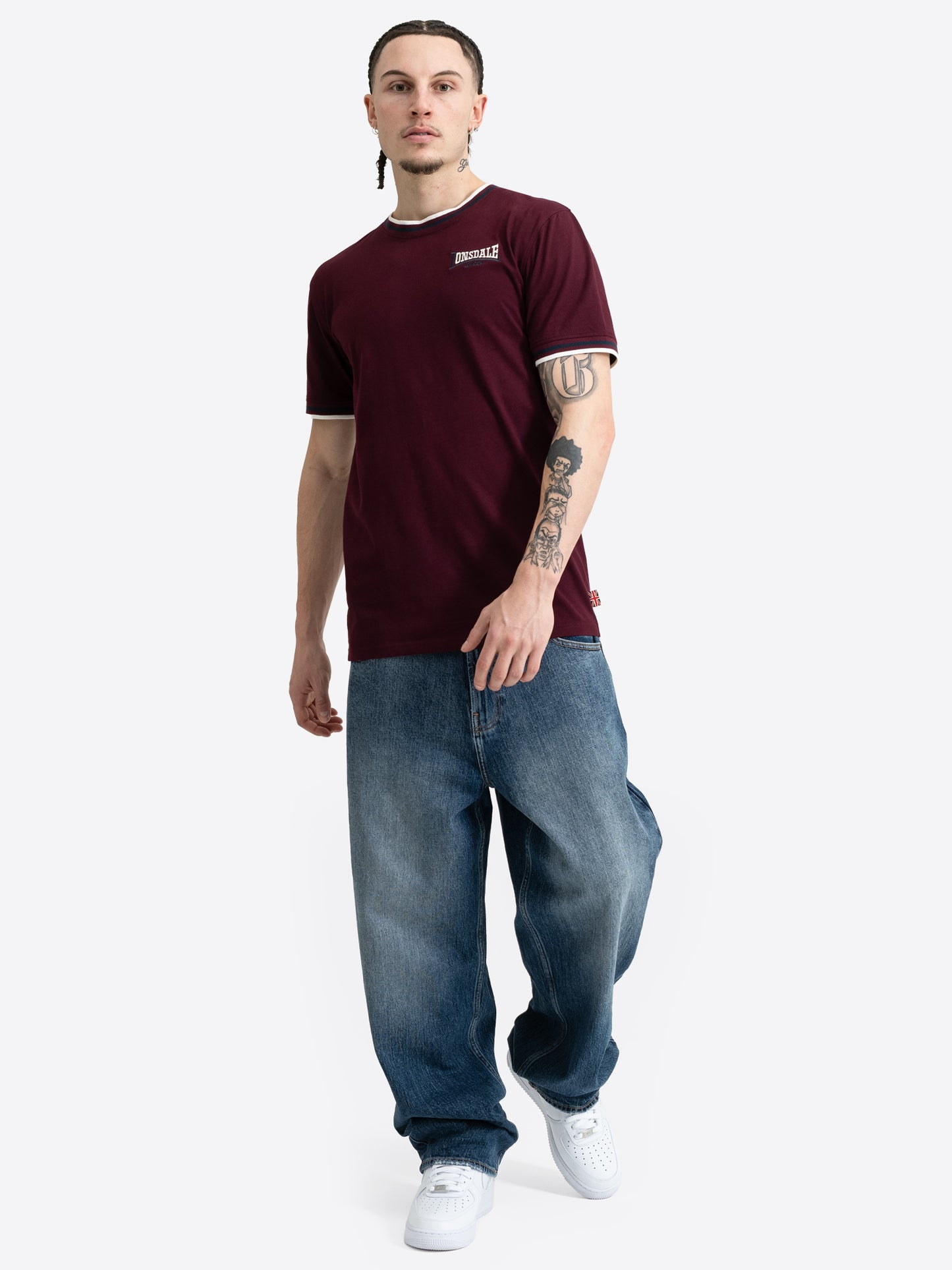 Weinrotes Lonsdale Herren T-Shirt im Slim-Fit-Schnitt mit Logo-Stickerei.
