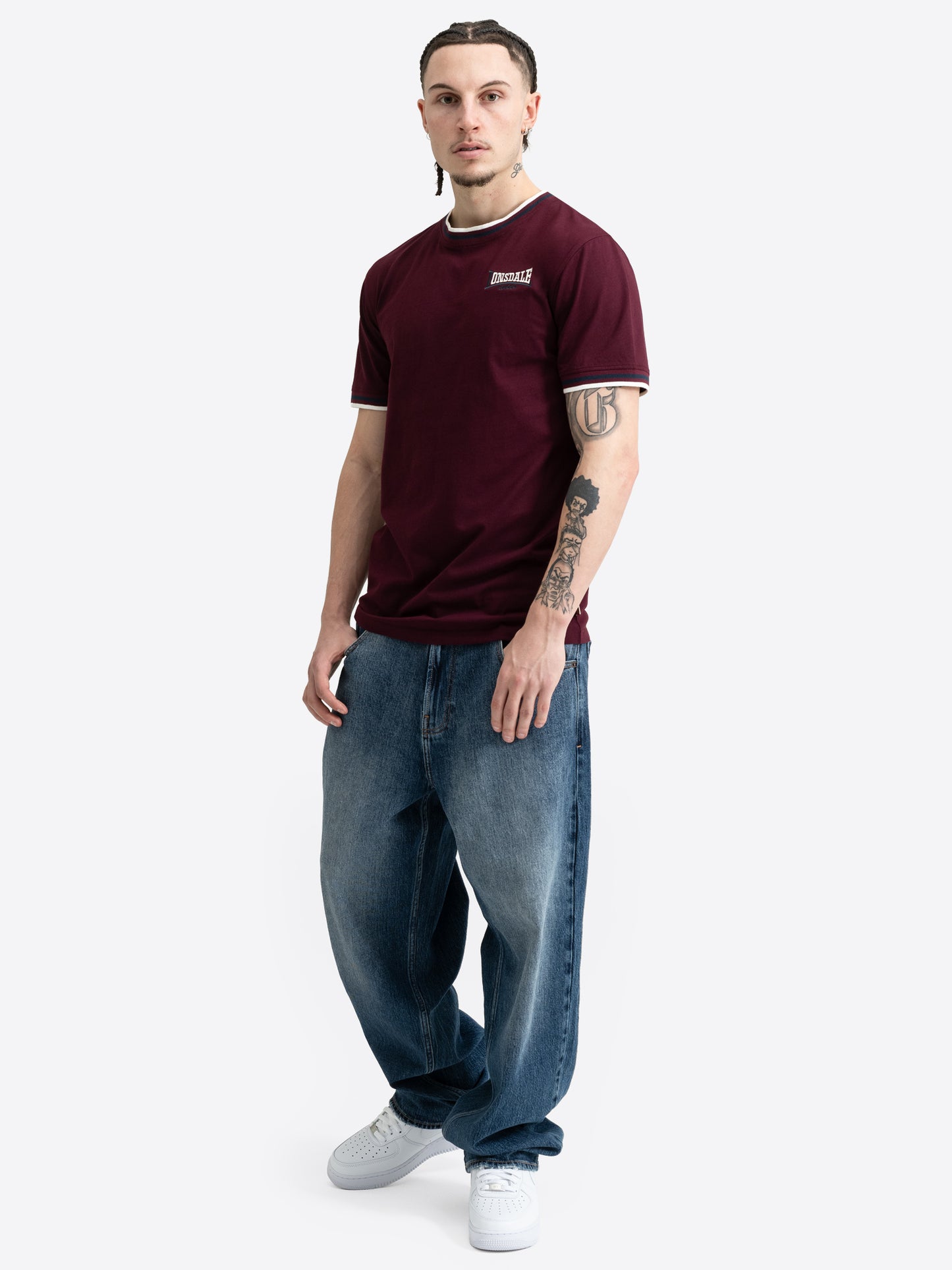 Weinrotes Lonsdale Herren T-Shirt im Slim-Fit-Schnitt mit Logo-Stickerei.