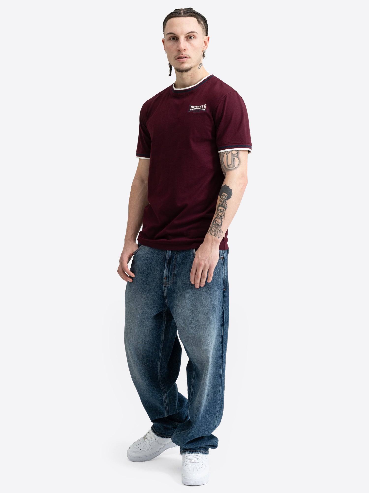 Weinrotes Lonsdale Herren T-Shirt im Slim-Fit-Schnitt mit Logo-Stickerei.