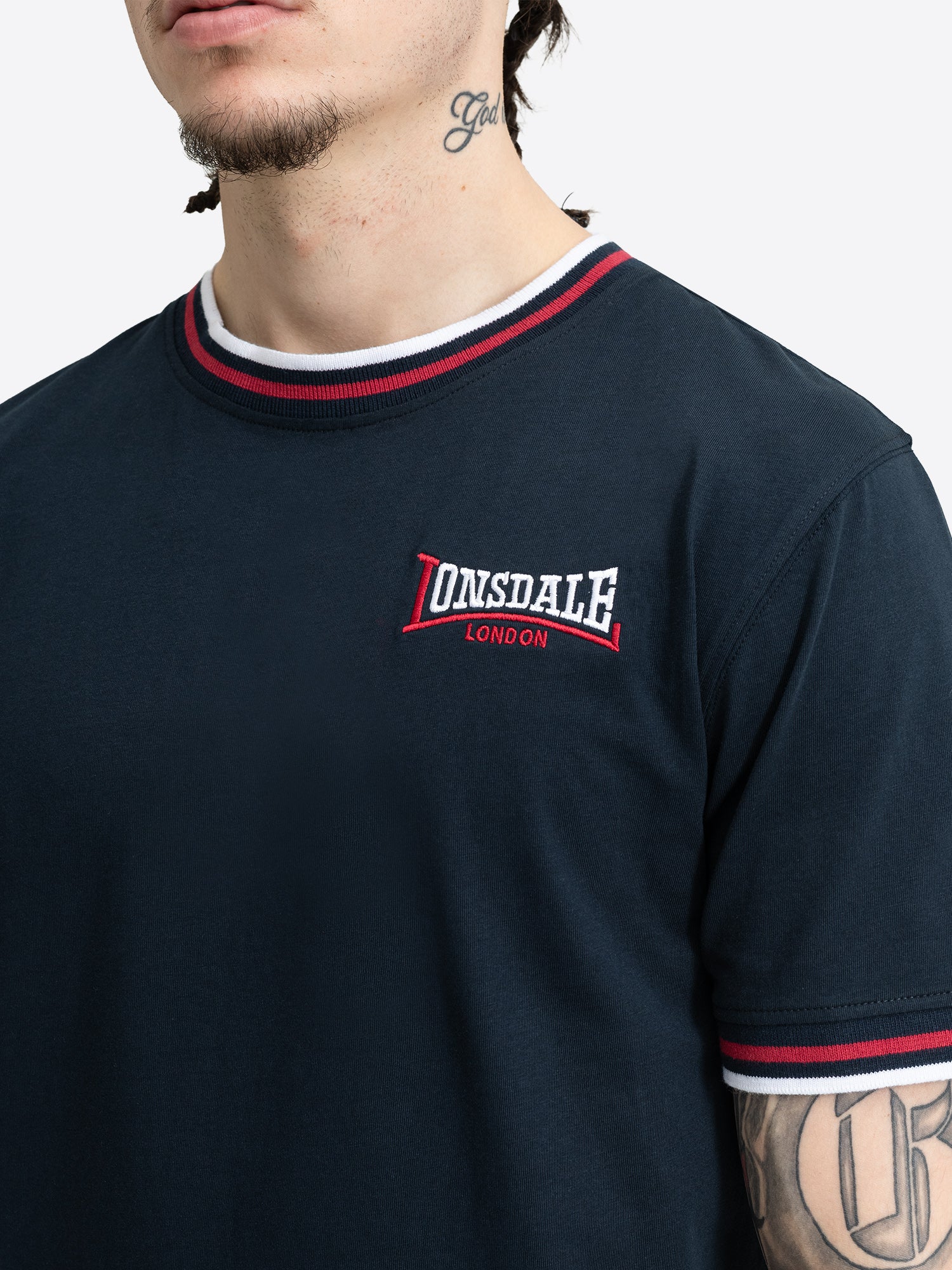 Dunkelblaues Lonsdale Herren T-Shirt im Slim-Fit-Schnitt mit Logo-Stickerei.