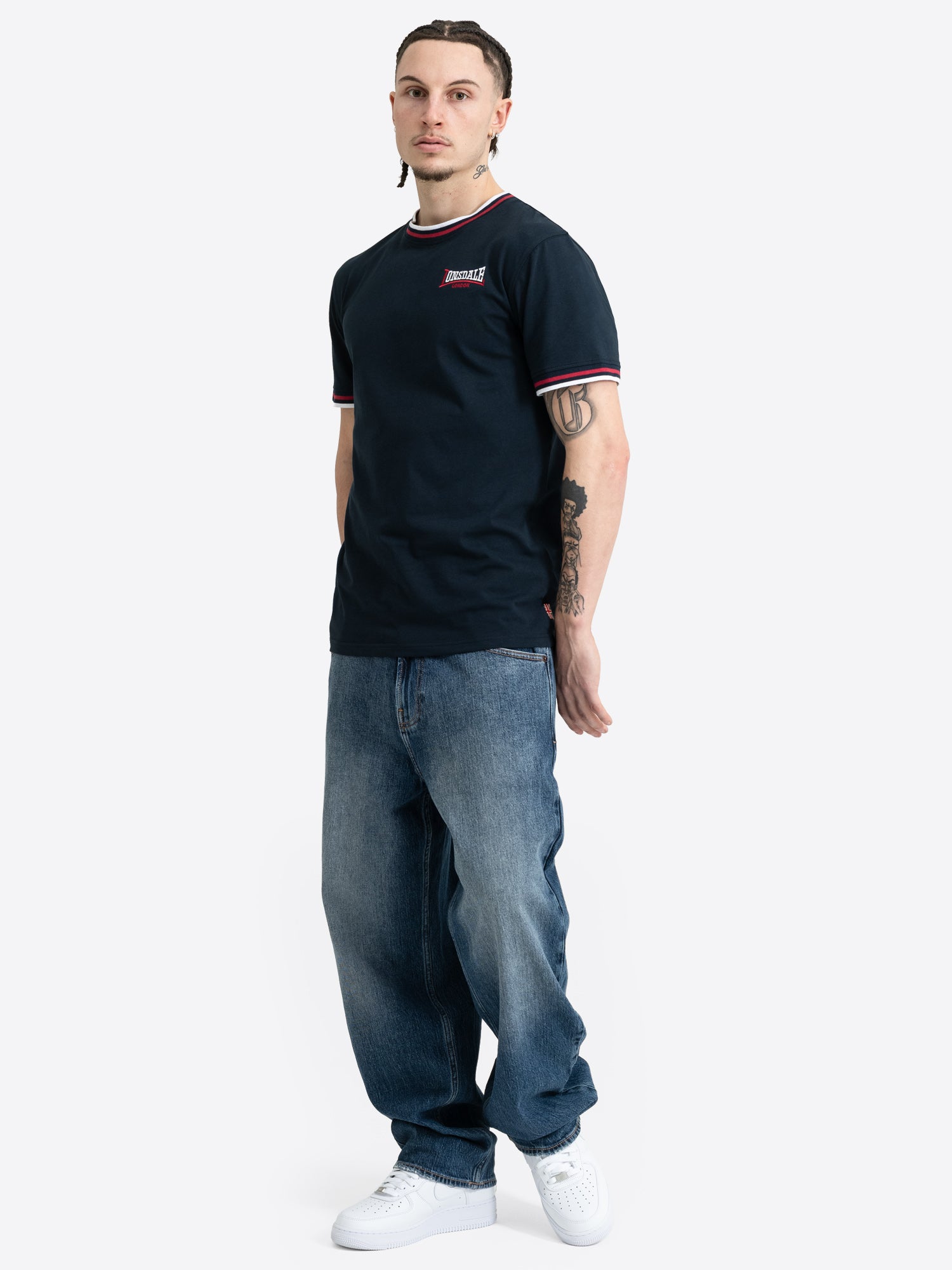 Dunkelblaues Lonsdale Herren T-Shirt im Slim-Fit-Schnitt mit Logo-Stickerei.