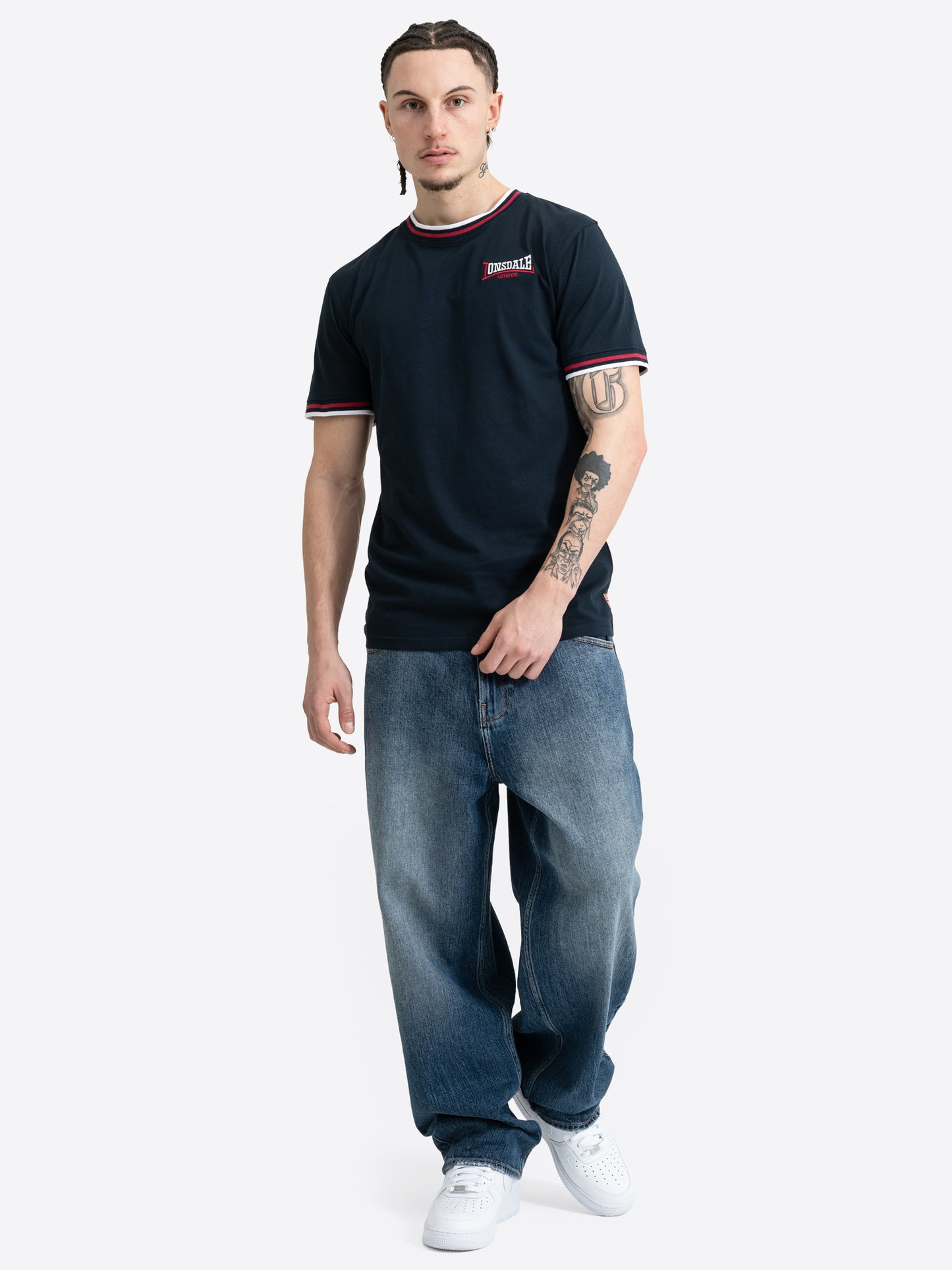 Dunkelblaues Lonsdale Herren T-Shirt im Slim-Fit-Schnitt mit Logo-Stickerei.