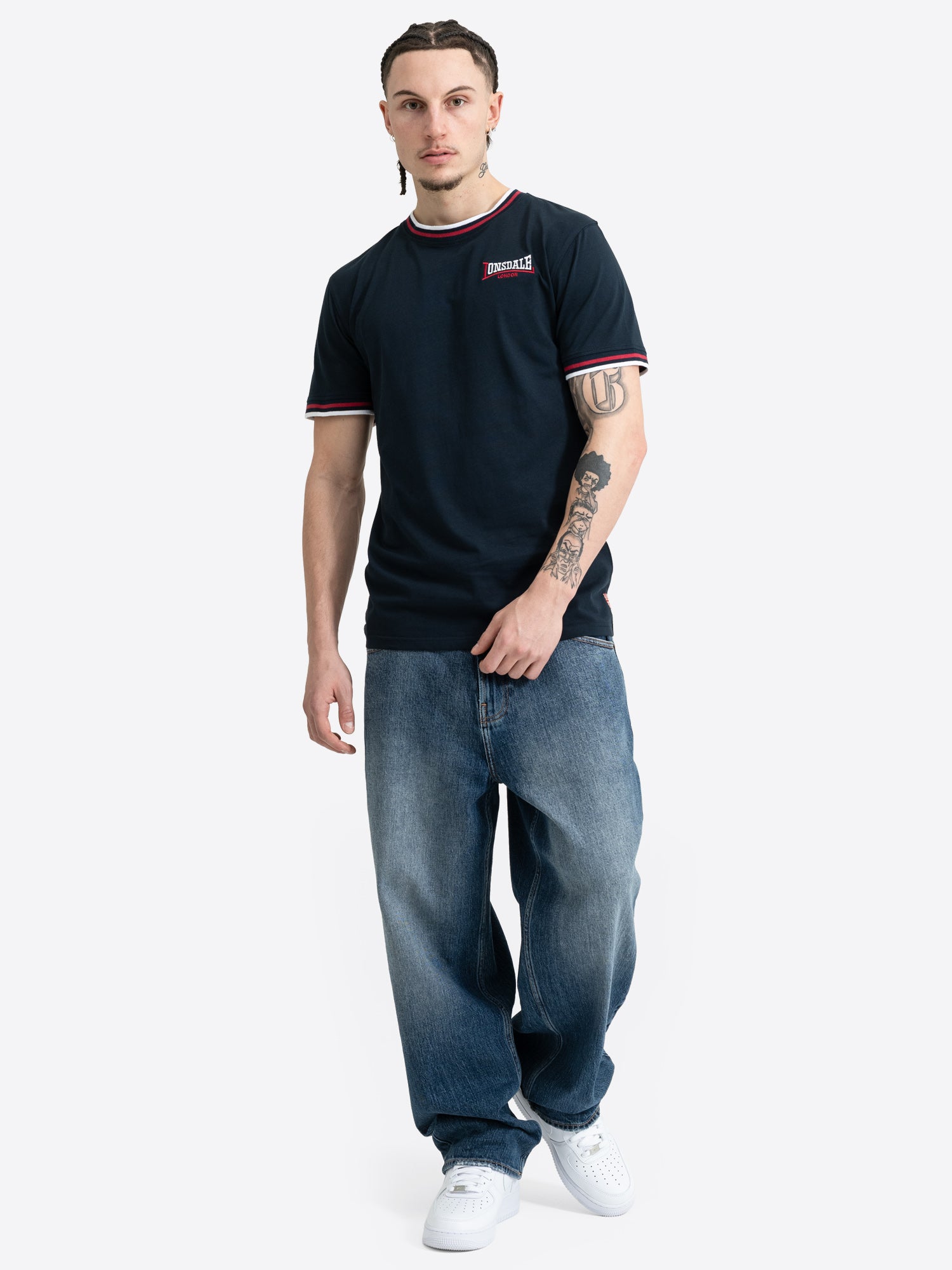 Dunkelblaues Lonsdale Herren T-Shirt im Slim-Fit-Schnitt mit Logo-Stickerei.