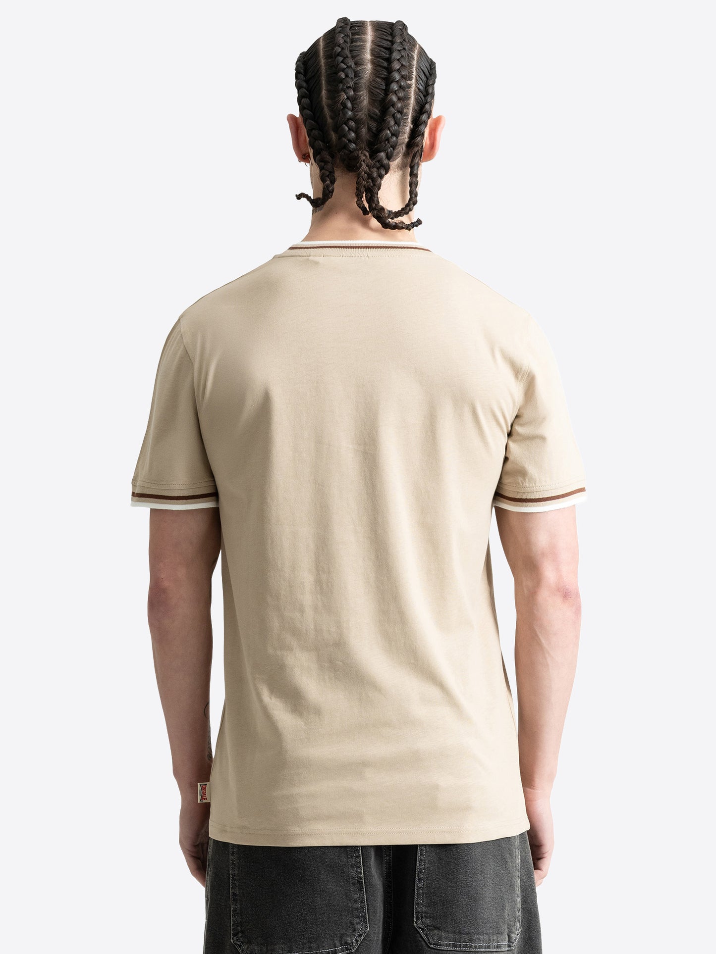 Rückseite des schmal geschnittenen Lonsdale T-Shirts in Sand.