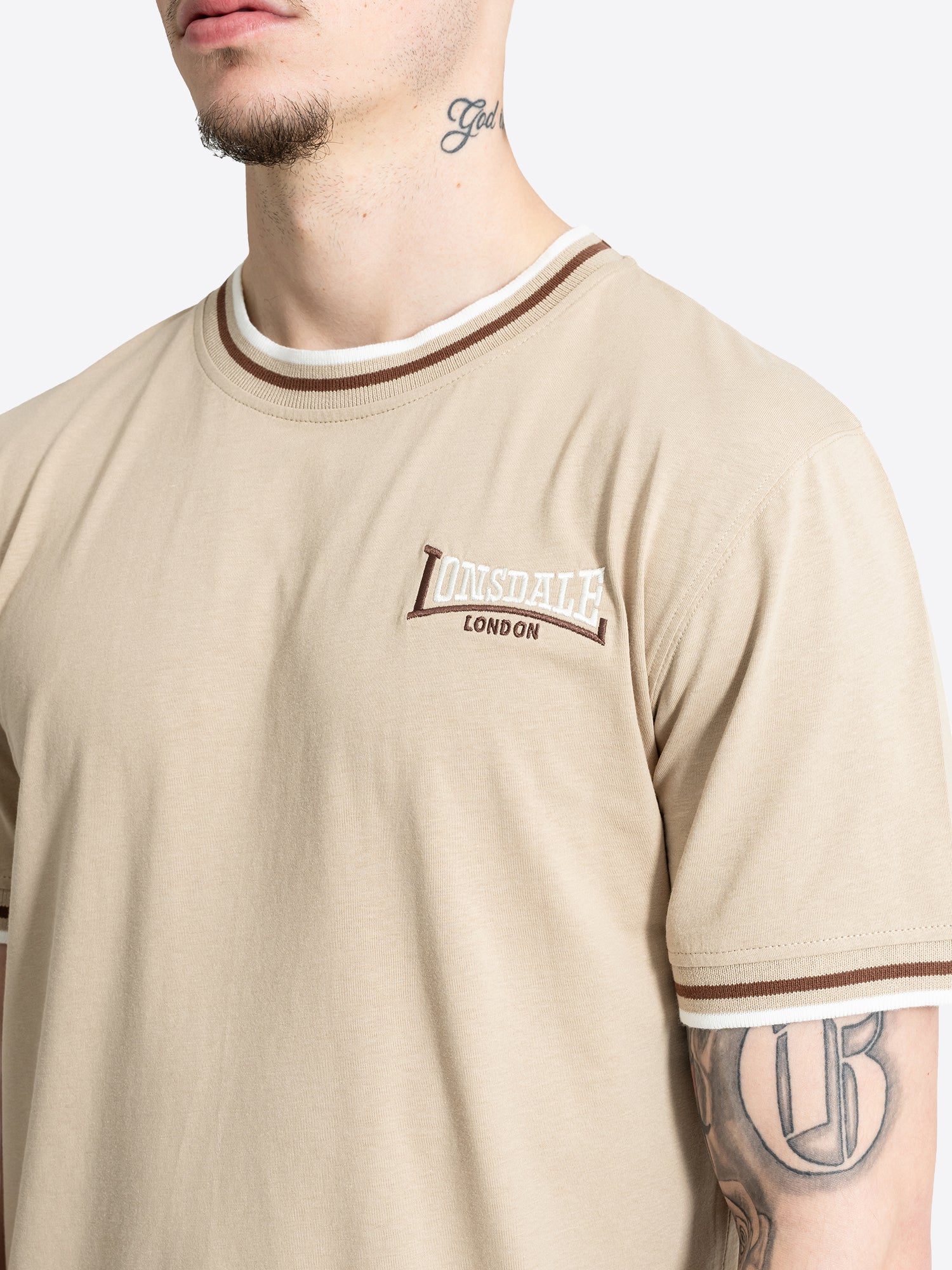 Sandfarbenes Lonsdale Herren T-Shirt im Slim-Fit-Schnitt mit Logo-Stickerei.