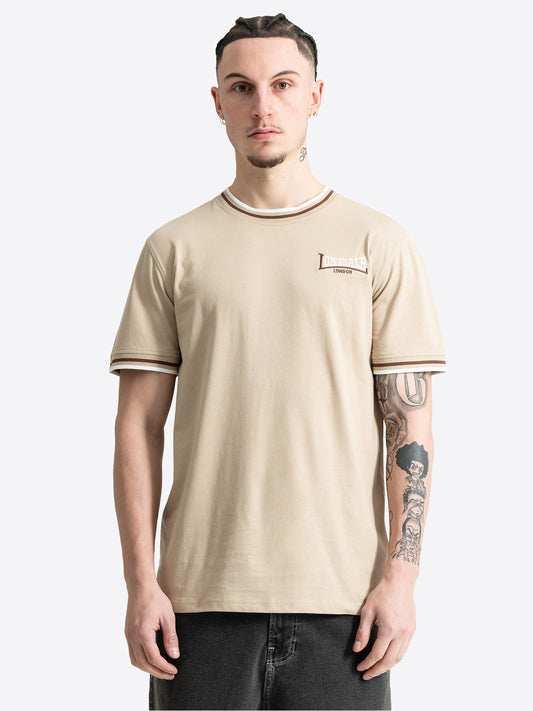 Sandfarbenes Lonsdale Herren T-Shirt im Slim-Fit-Schnitt mit Logo-Stickerei.
