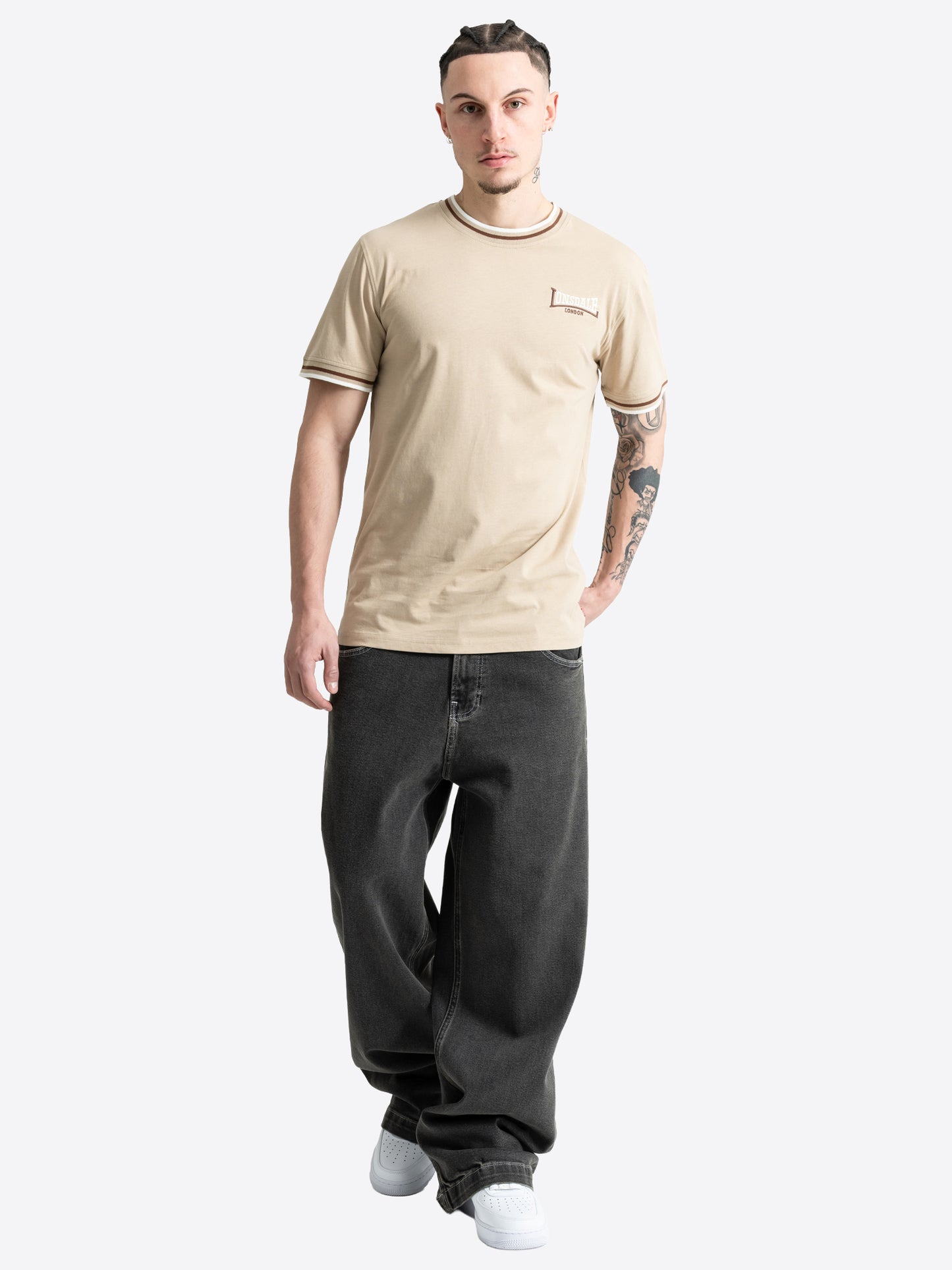 Sandfarbenes Lonsdale Herren T-Shirt im Slim-Fit-Schnitt mit Logo-Stickerei.
