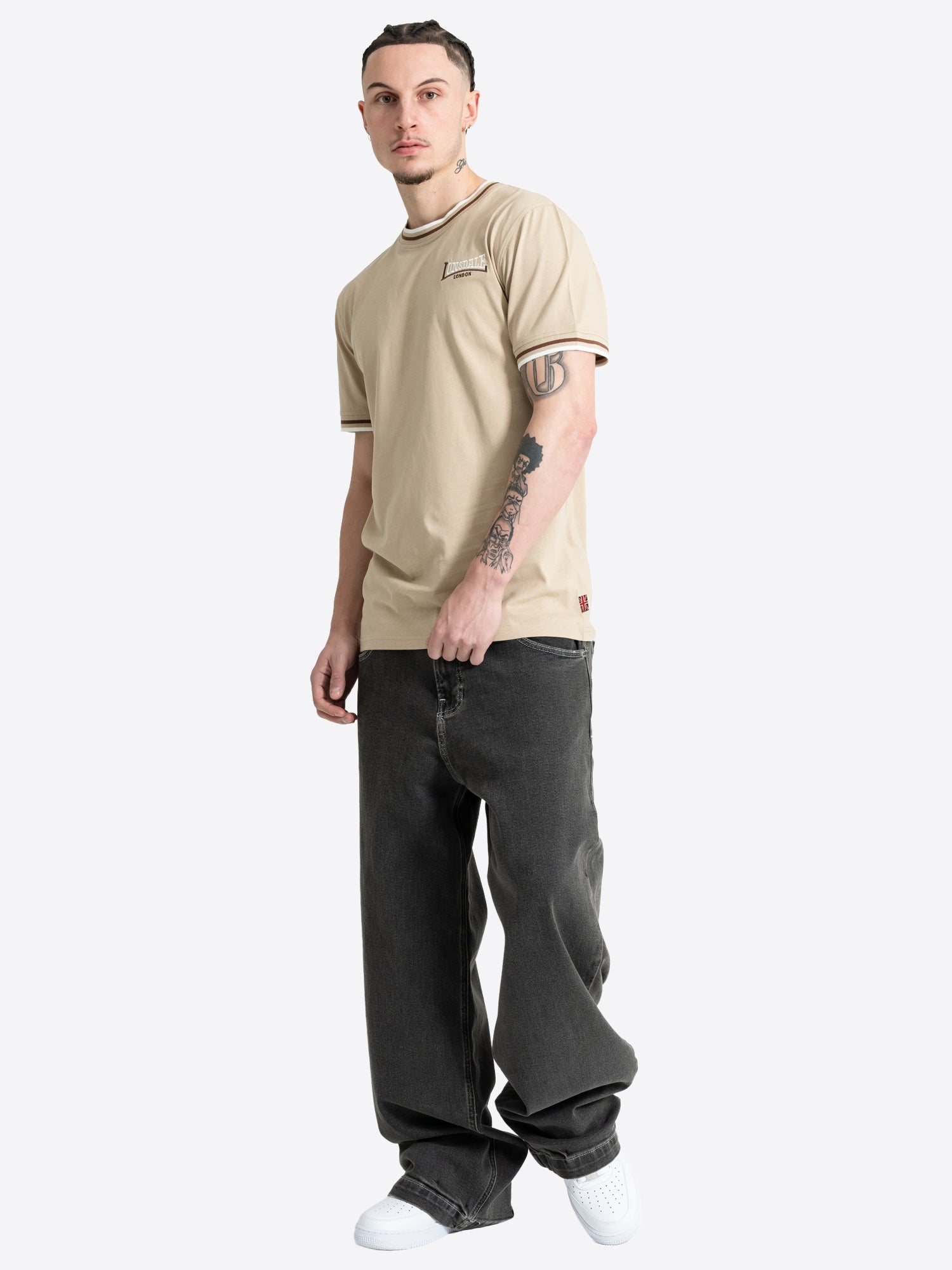 Sandfarbenes Lonsdale Herren T-Shirt im Slim-Fit-Schnitt mit Logo-Stickerei.
