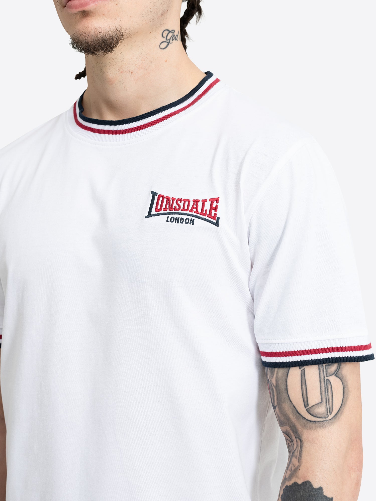 Weisses Lonsdale Herren T-Shirt im Slim-Fit-Schnitt mit Logo-Stickerei.