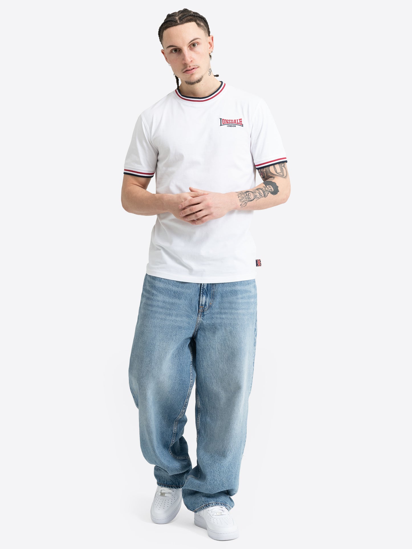 Weisses Lonsdale Herren T-Shirt im Slim-Fit-Schnitt mit Logo-Stickerei.
