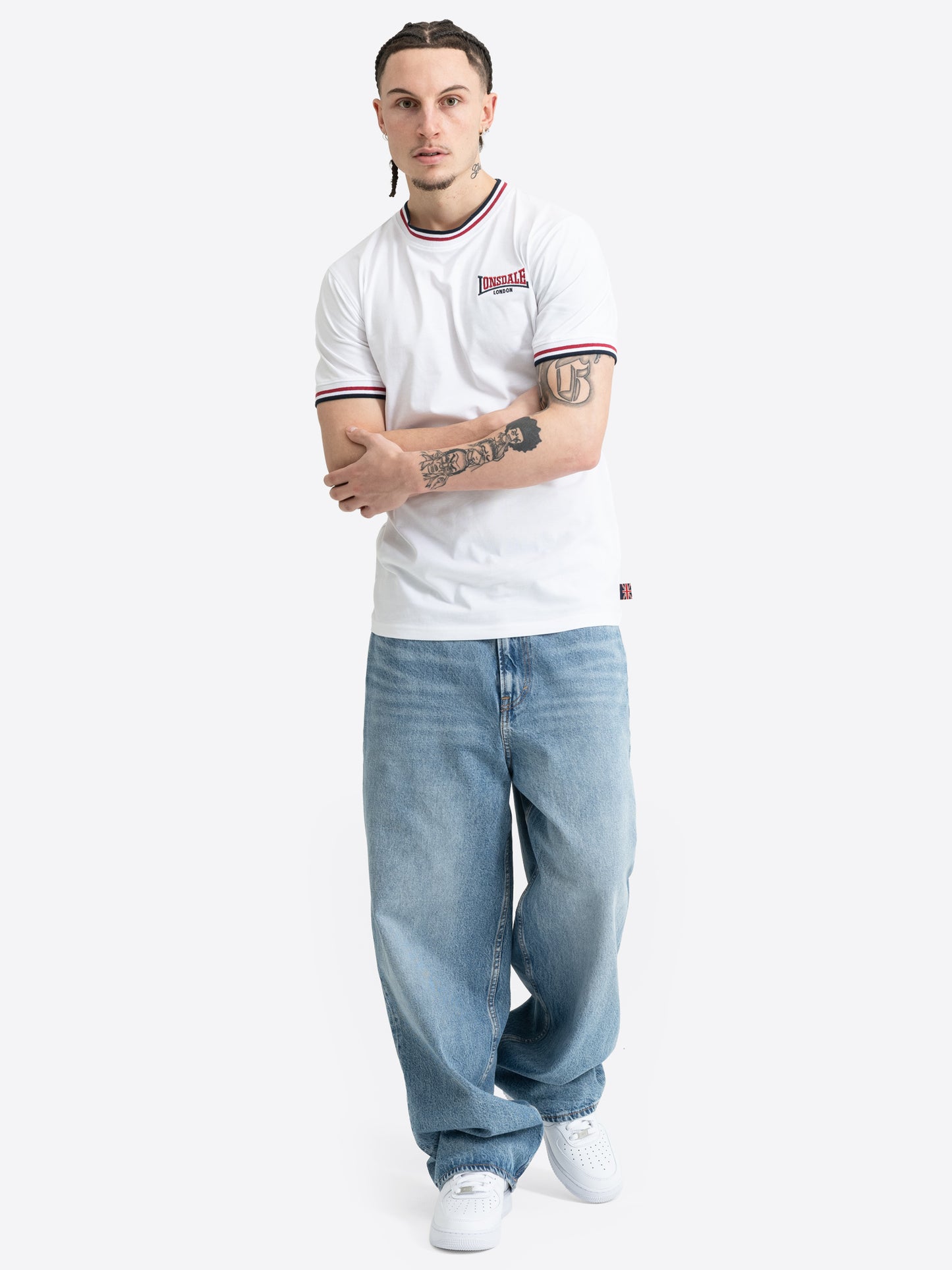 Weisses Lonsdale Herren T-Shirt im Slim-Fit-Schnitt mit Logo-Stickerei.
