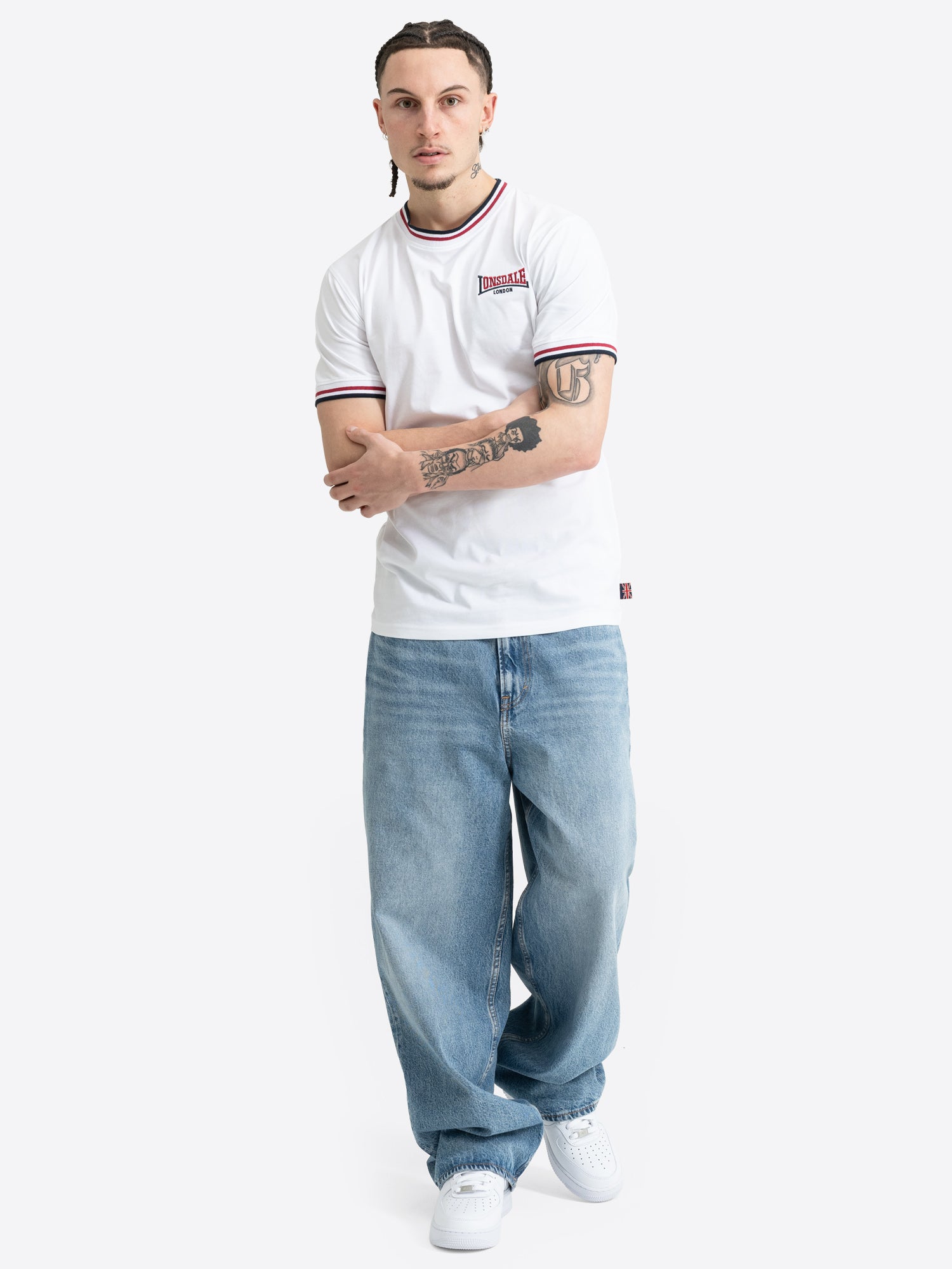 Weisses Lonsdale Herren T-Shirt im Slim-Fit-Schnitt mit Logo-Stickerei.