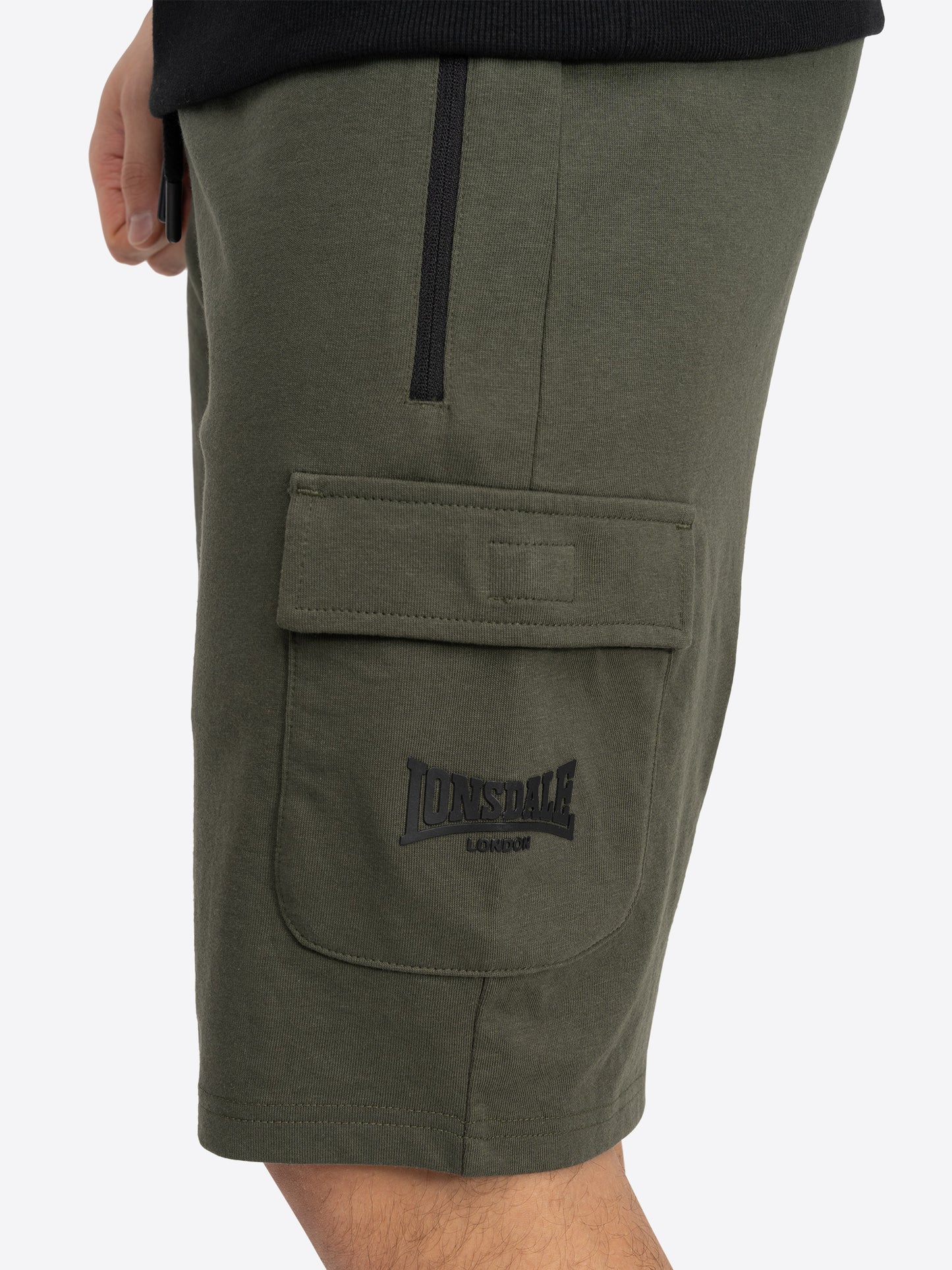 Nahaufnahme der Lonsdale Shorts Oliv: Fokus auf die Reissverschlusstasche, das 3D-Markenlogo und den elastischen Bund.