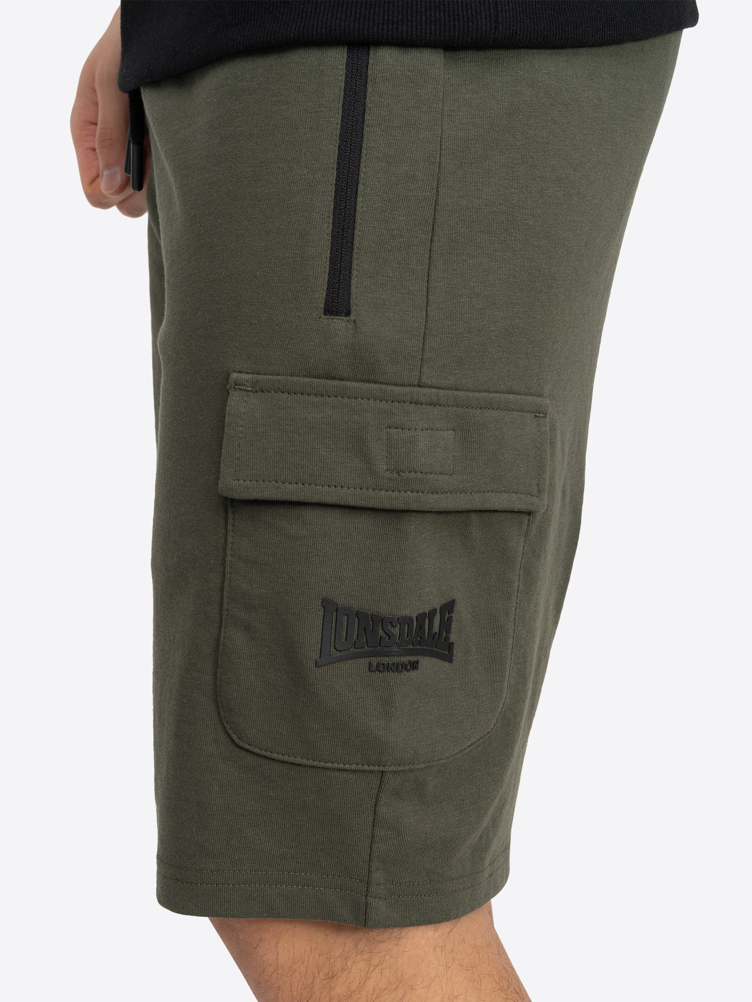 Nahaufnahme der Lonsdale Shorts Oliv: Fokus auf die Reissverschlusstasche, das 3D-Markenlogo und den elastischen Bund.