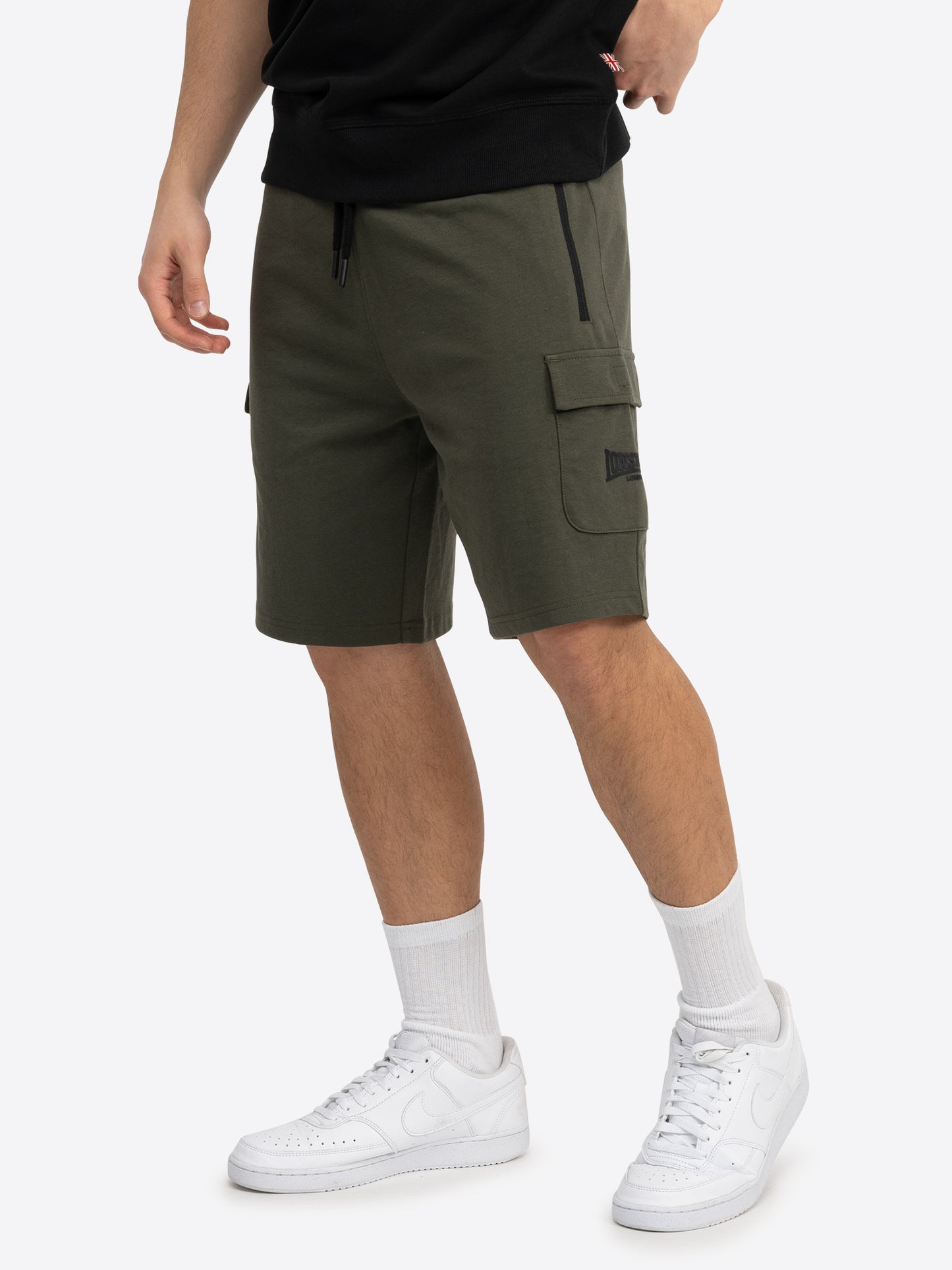 Olivegrüne Lonsdale Herren Shorts mit praktischen Reissverschlusstaschen, 3D-Logo und kontrastfarbenem Kordelzug.