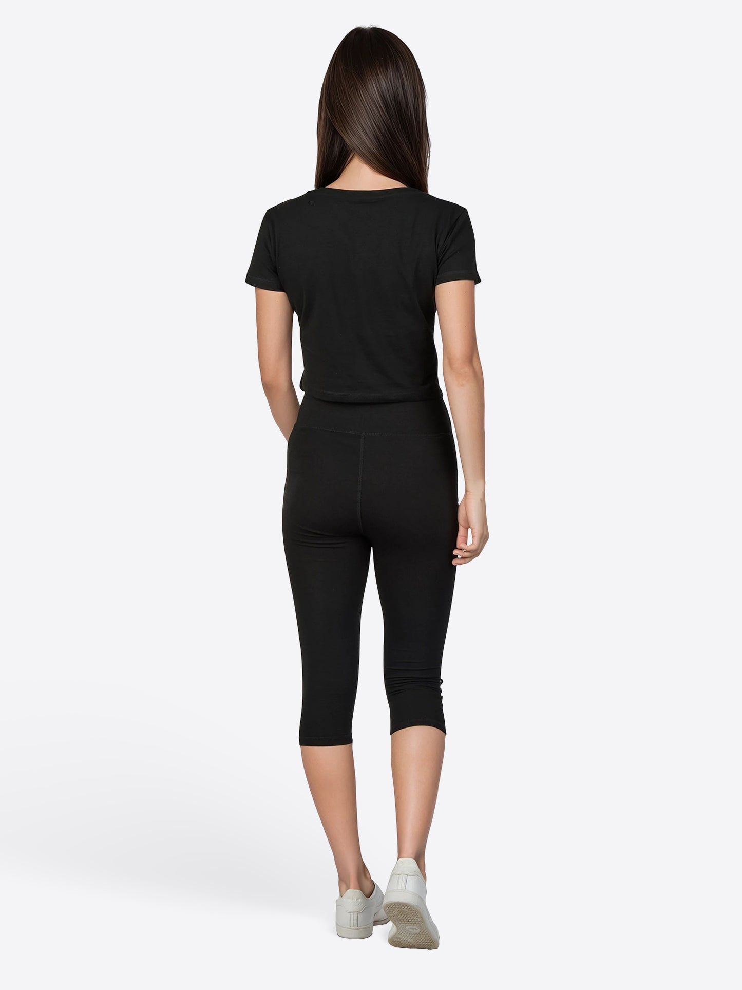 Lonsdale Frauen Set mit kurz geschnittenem T-Shirt und 7/8-Leggings, beide mit kontrastfarbenem Logo-Druck auf Brust und linkem Bein.