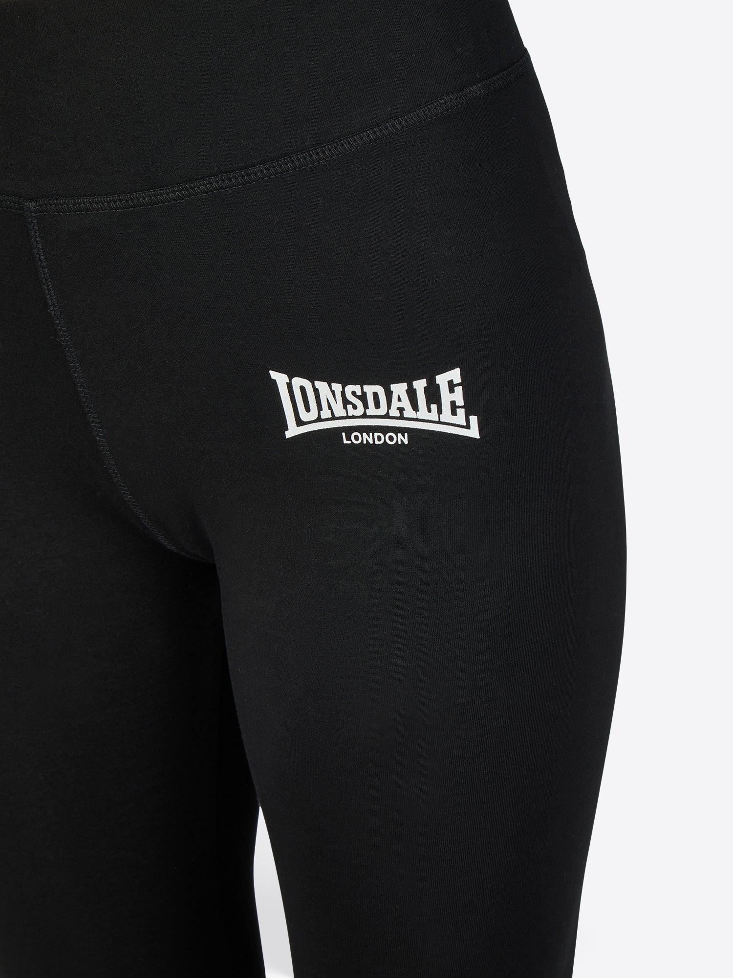 Lonsdale Frauen Set mit kurz geschnittenem T-Shirt und 7/8-Leggings, beide mit kontrastfarbenem Logo-Druck auf Brust und linkem Bein.