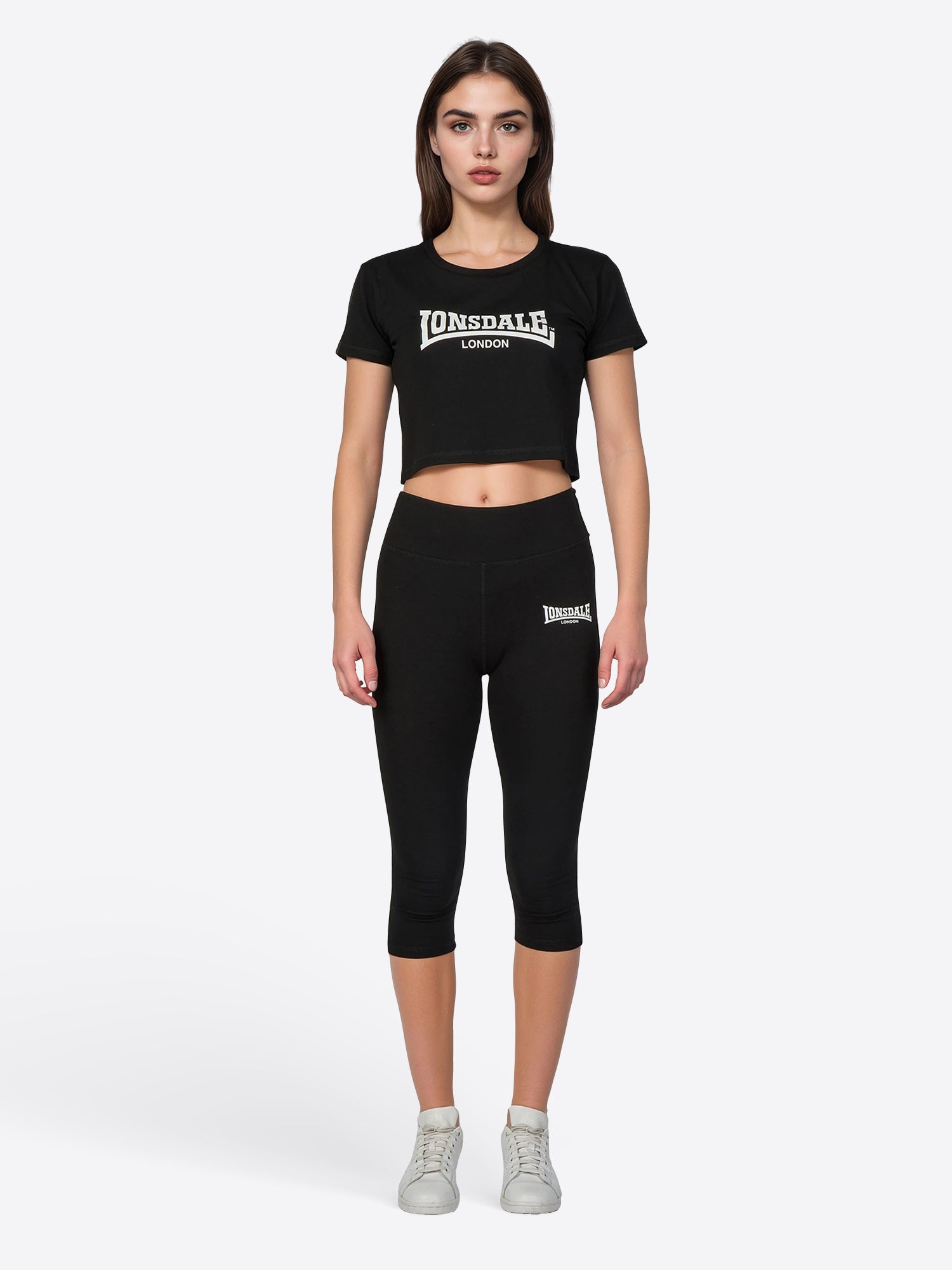 Lonsdale Frauen Set mit kurz geschnittenem T-Shirt und 7/8-Leggings, beide mit kontrastfarbenem Logo-Druck auf Brust und linkem Bein.