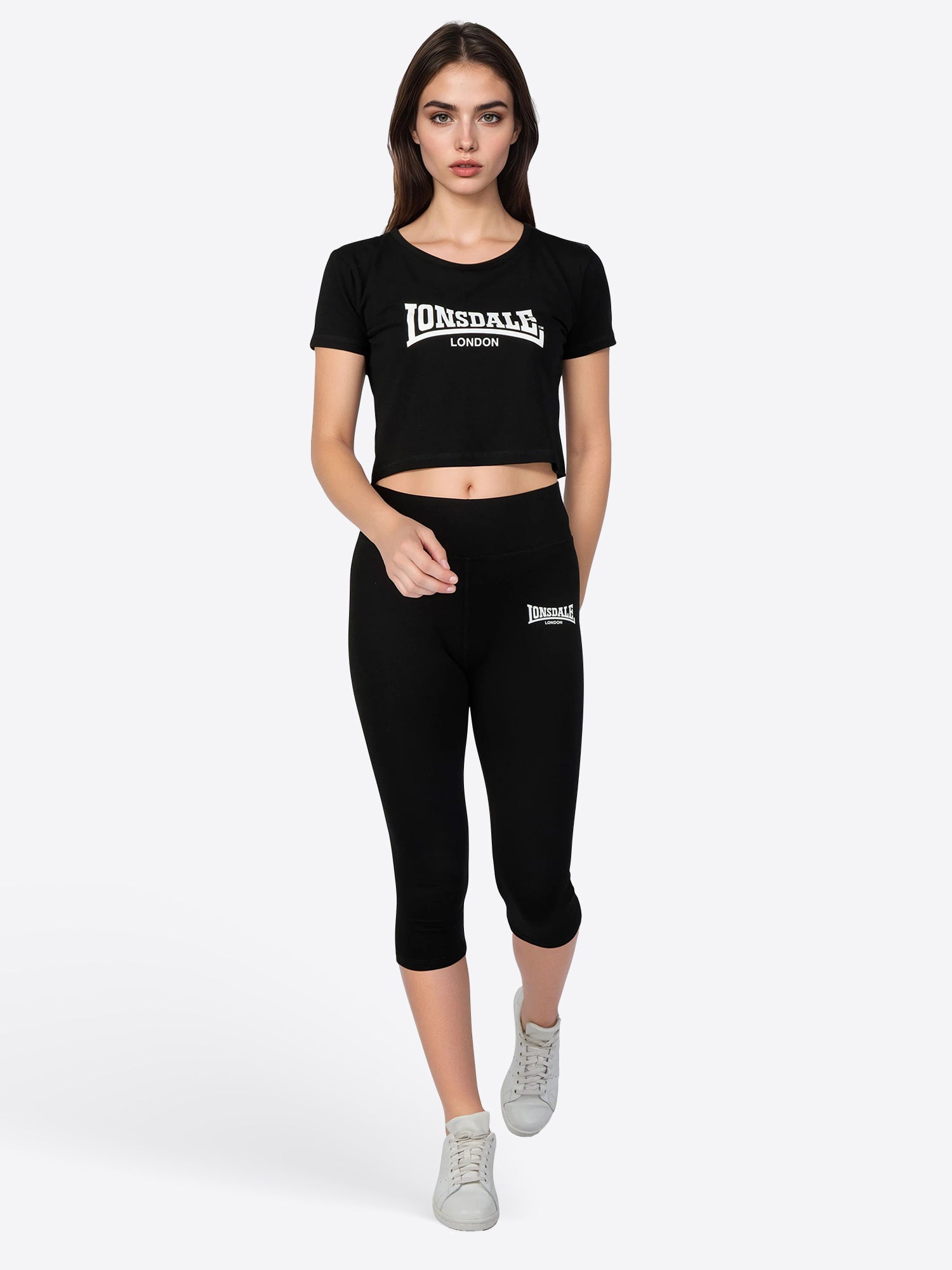 Lonsdale Frauen Set mit kurz geschnittenem T-Shirt und 7/8-Leggings, beide mit kontrastfarbenem Logo-Druck auf Brust und linkem Bein.