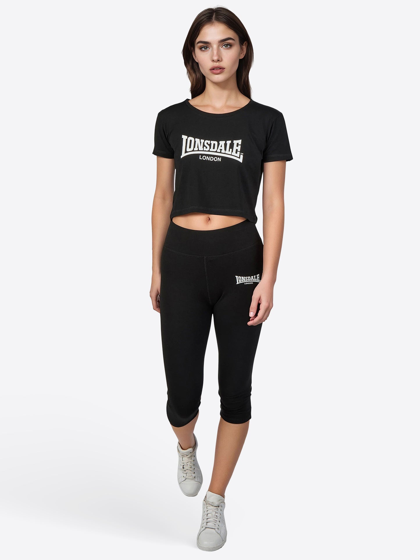 Lonsdale Frauen Set mit kurz geschnittenem T-Shirt und 7/8-Leggings, beide mit kontrastfarbenem Logo-Druck auf Brust und linkem Bein.