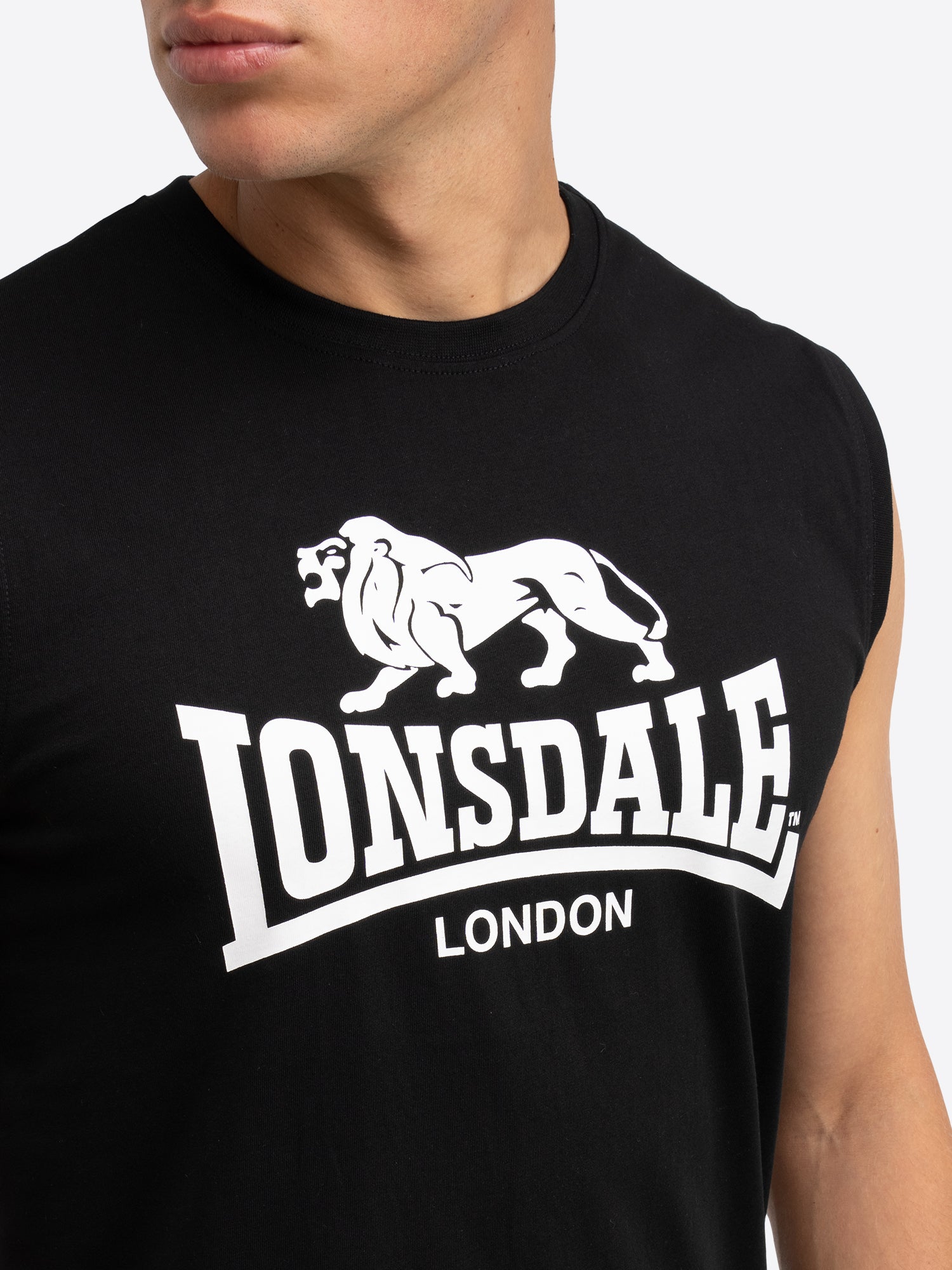  Lonsdale Logo-Print Schwarz auf Jersey-Stoff aus 100% gekämmter Baumwolle.