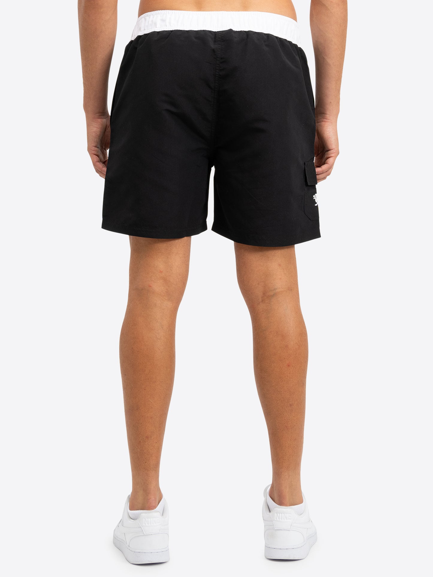 Rückansicht der Lonsdale Badehose in Schwarz mit aufgesetzter Klettverschluss-Tasche am rechten Bein.