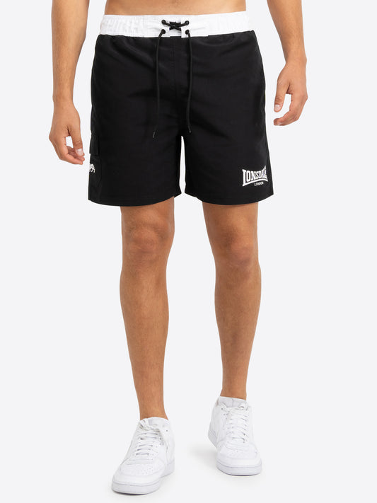 Schwarze Lonsdale Beachshorts für Herren, normale Passform mit weissem Logo-Print am Bein und abgesetztem Bund.
