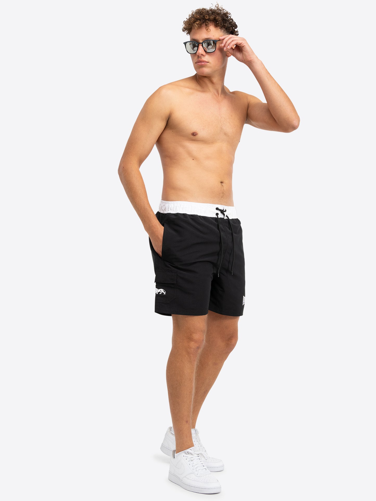Schwarze Lonsdale Beachshorts für Herren, normale Passform mit weissem Logo-Print am Bein und abgesetztem Bund.