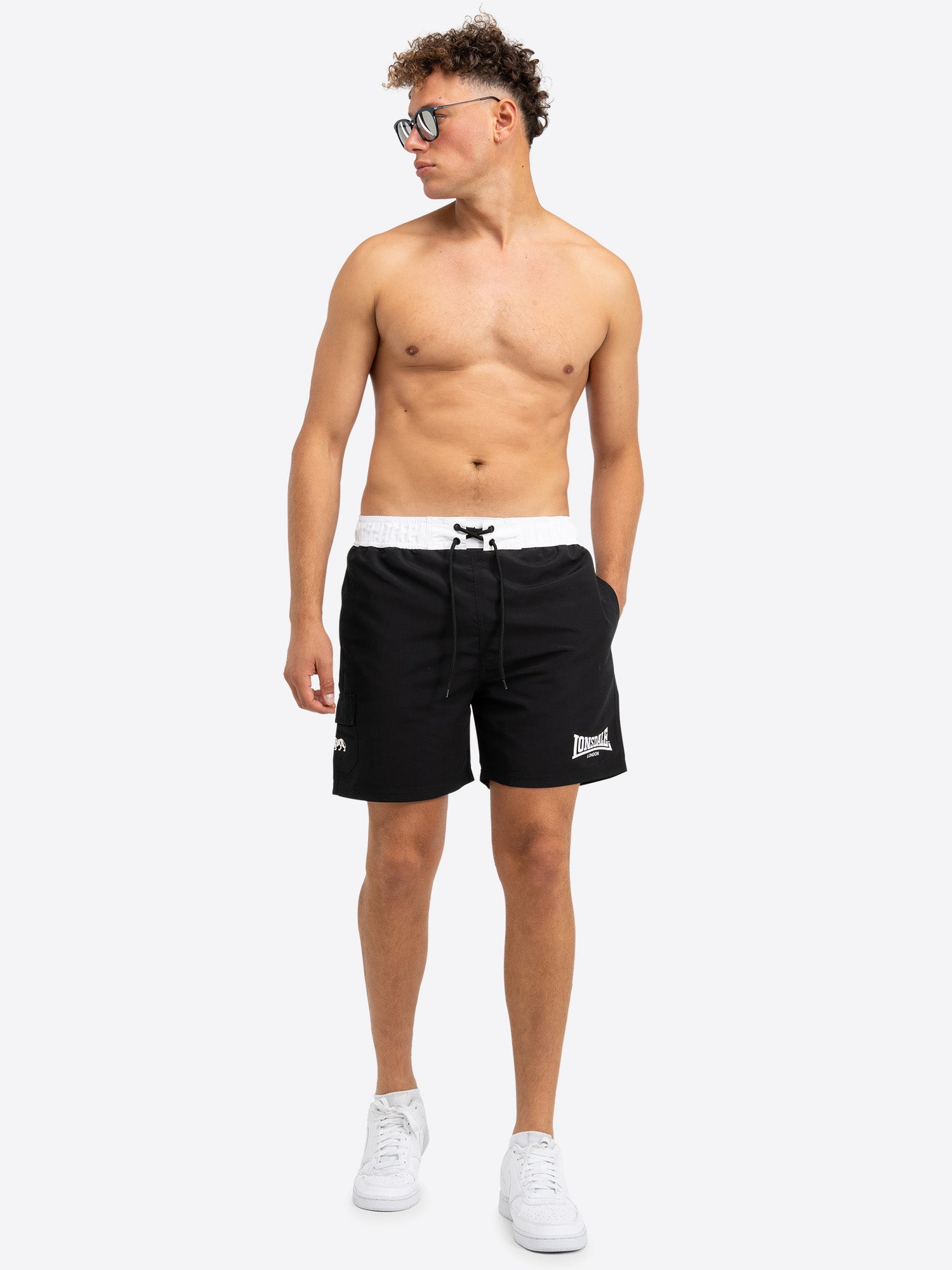 Schwarze Lonsdale Beachshorts für Herren, normale Passform mit weissem Logo-Print am Bein und abgesetztem Bund.
