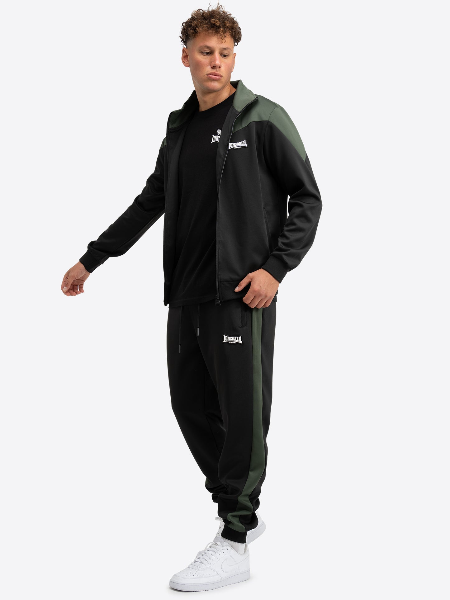 Herren Jogginganzug in schmaler Passform in Schwarz-Olive mit Allover-Print, Stehkragen und Reissverschlusstaschen