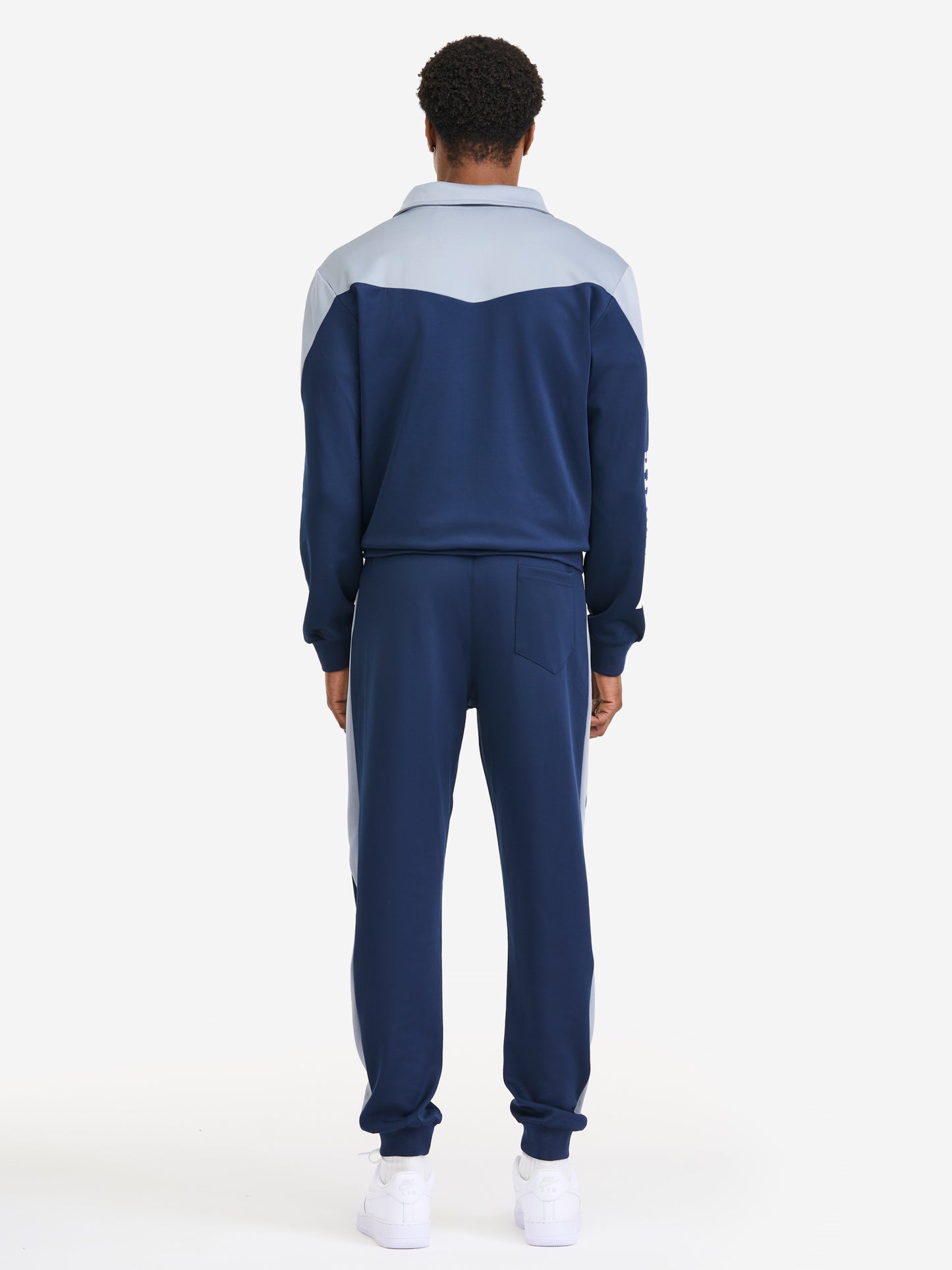 Herren Jogginganzug in schmaler Passform in Dark Navy mit Allover-Print, Stehkragen und Reißverschlusstaschen.