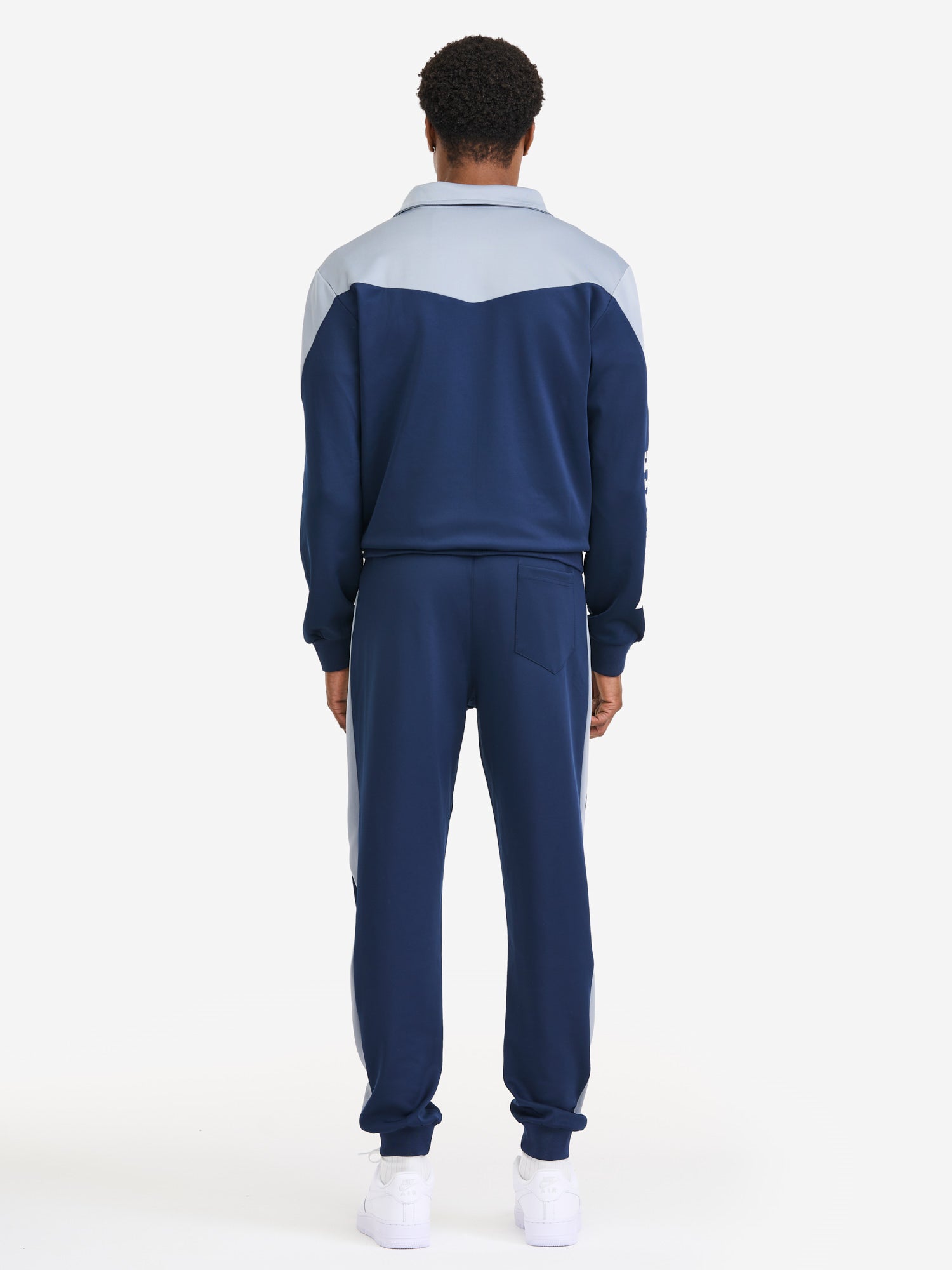 Herren Jogginganzug in schmaler Passform in Dark Navy mit Allover-Print, Stehkragen und Reißverschlusstaschen.