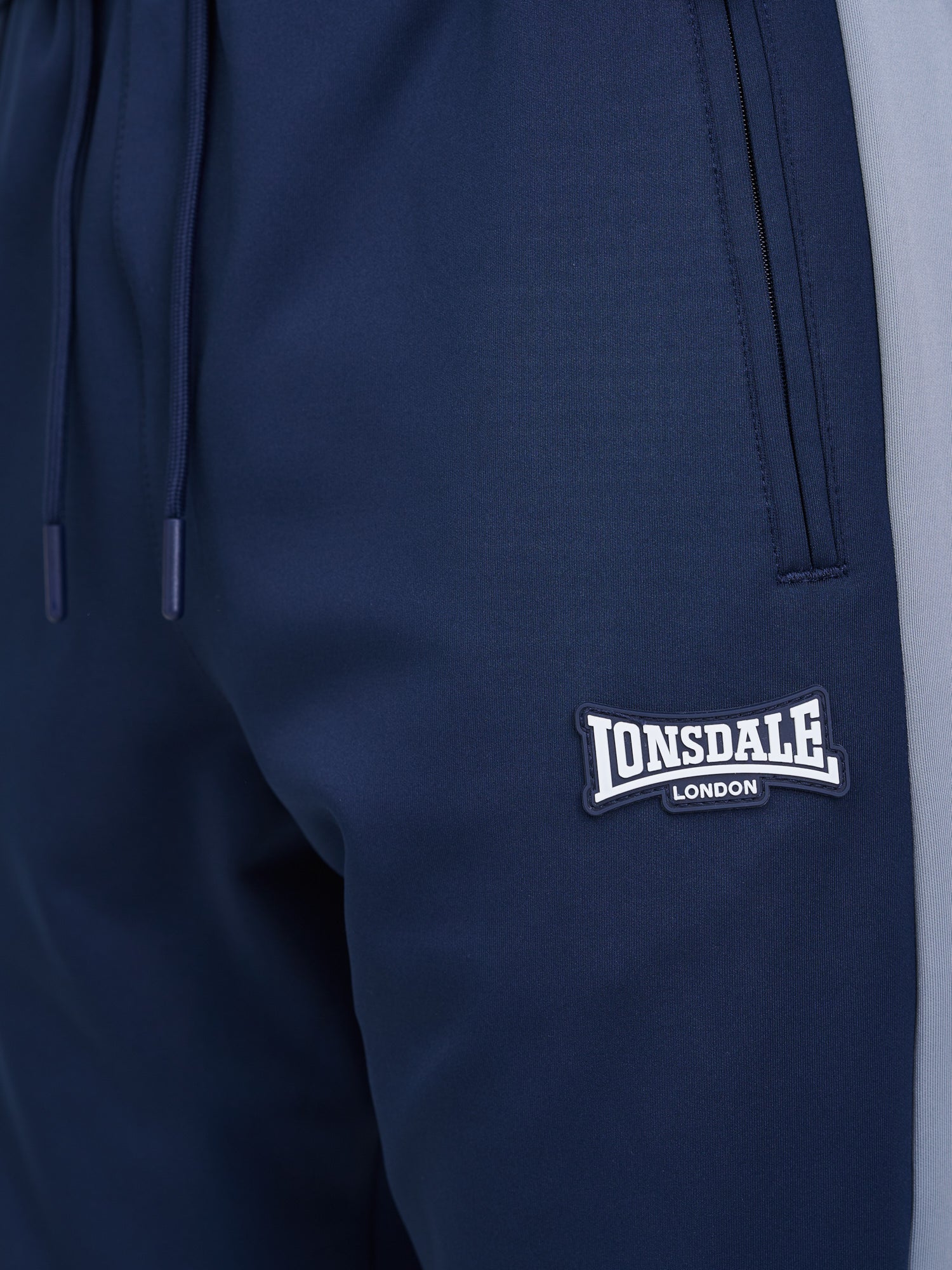 Herren Jogginganzug in schmaler Passform in Dark Navy mit Allover-Print, Stehkragen und Reißverschlusstaschen.