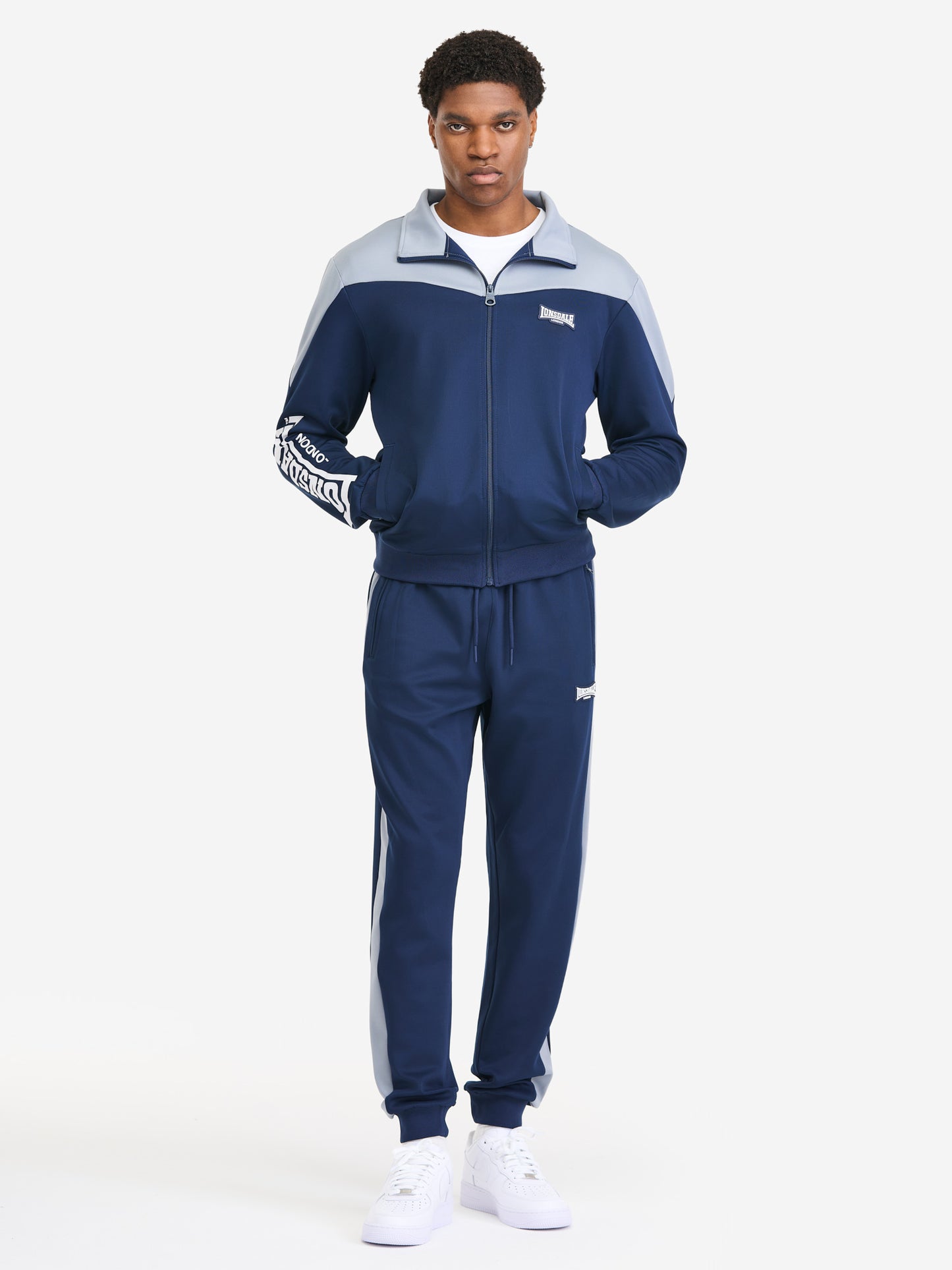 Herren Jogginganzug in schmaler Passform in Dark Navy mit Allover-Print, Stehkragen und Reißverschlusstaschen.