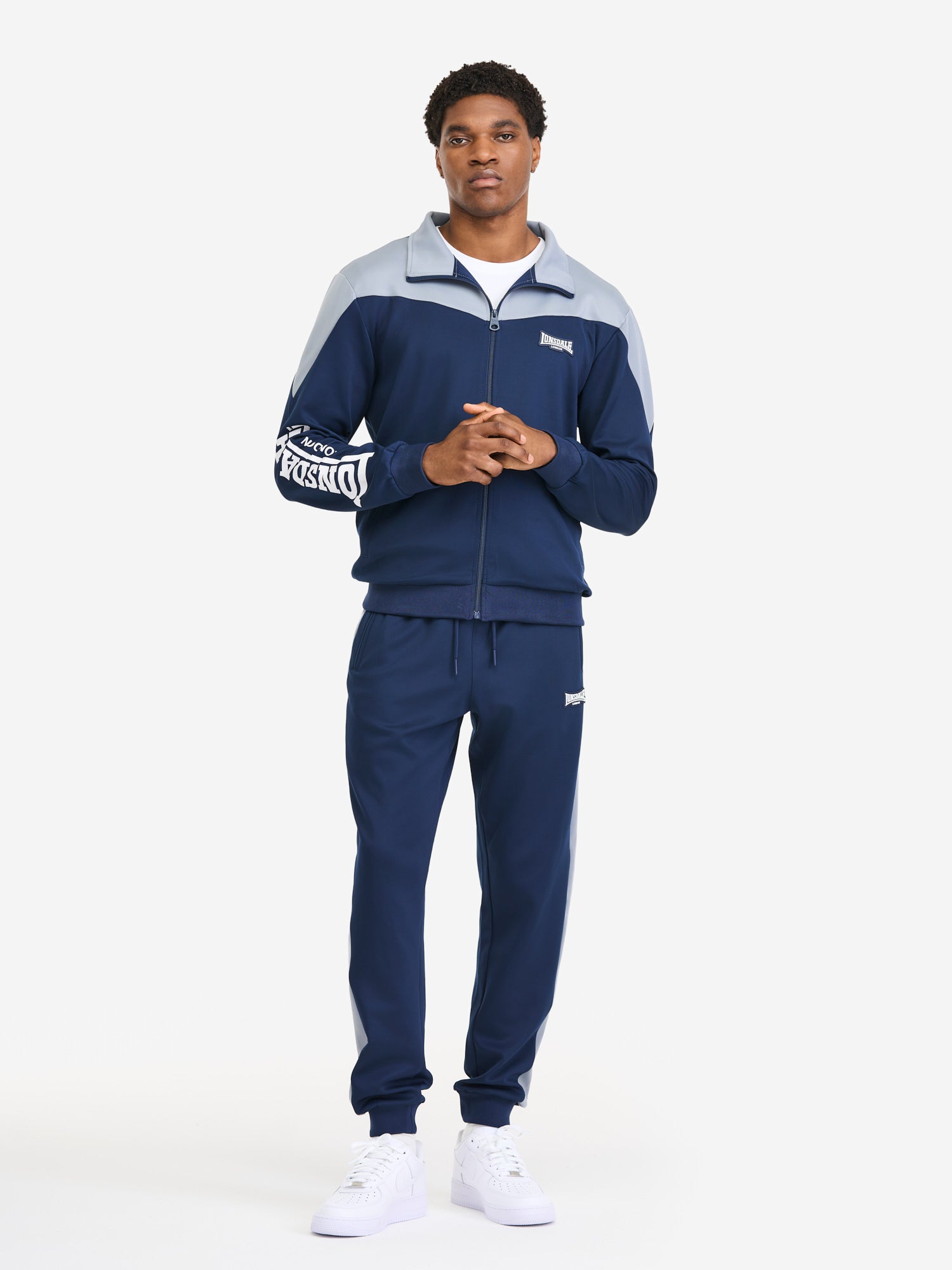 Herren Jogginganzug in schmaler Passform in Dark Navy mit Allover-Print, Stehkragen und Reißverschlusstaschen.