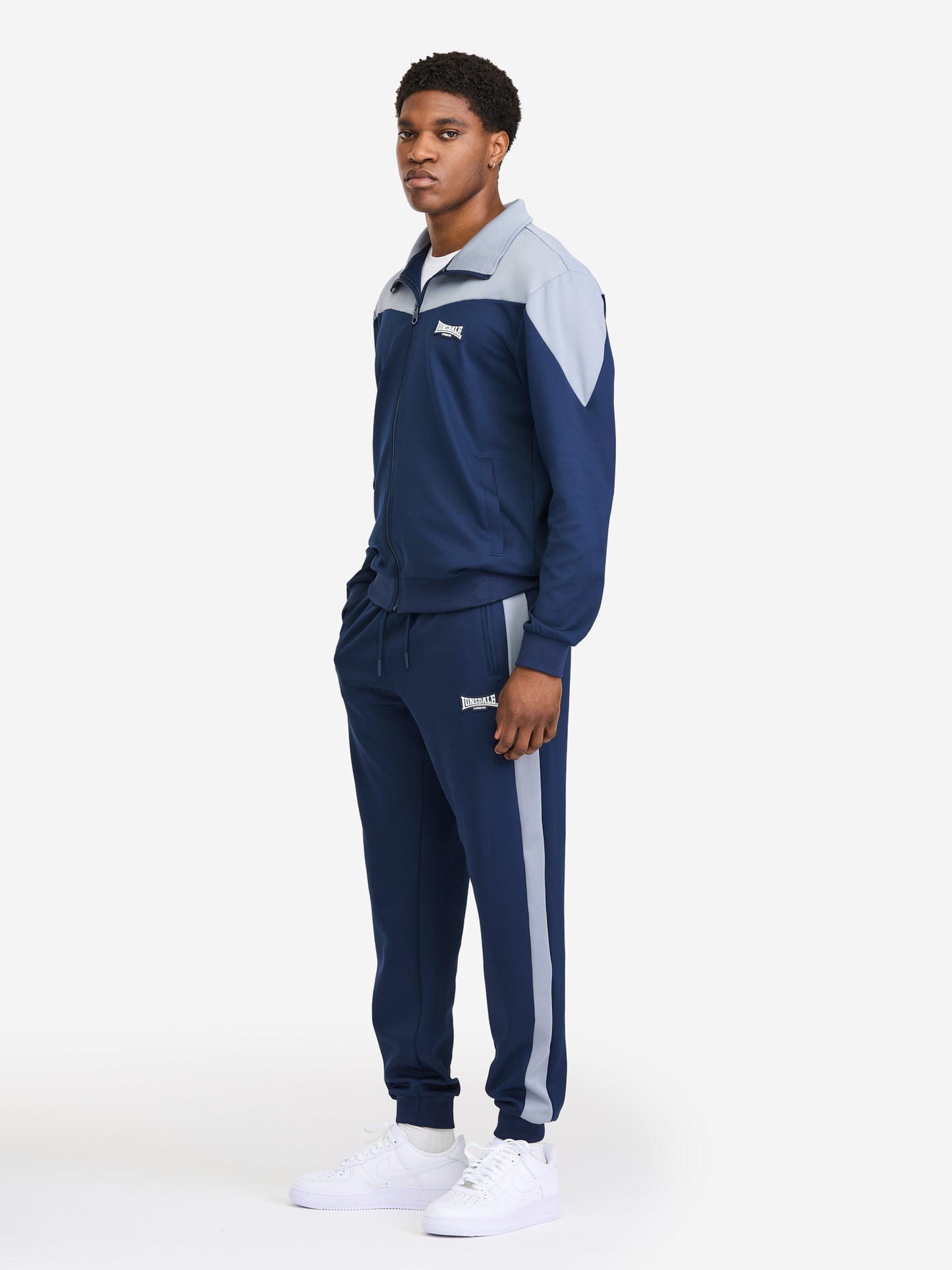 Herren Jogginganzug in schmaler Passform in Dark Navy mit Allover-Print, Stehkragen und Reißverschlusstaschen.