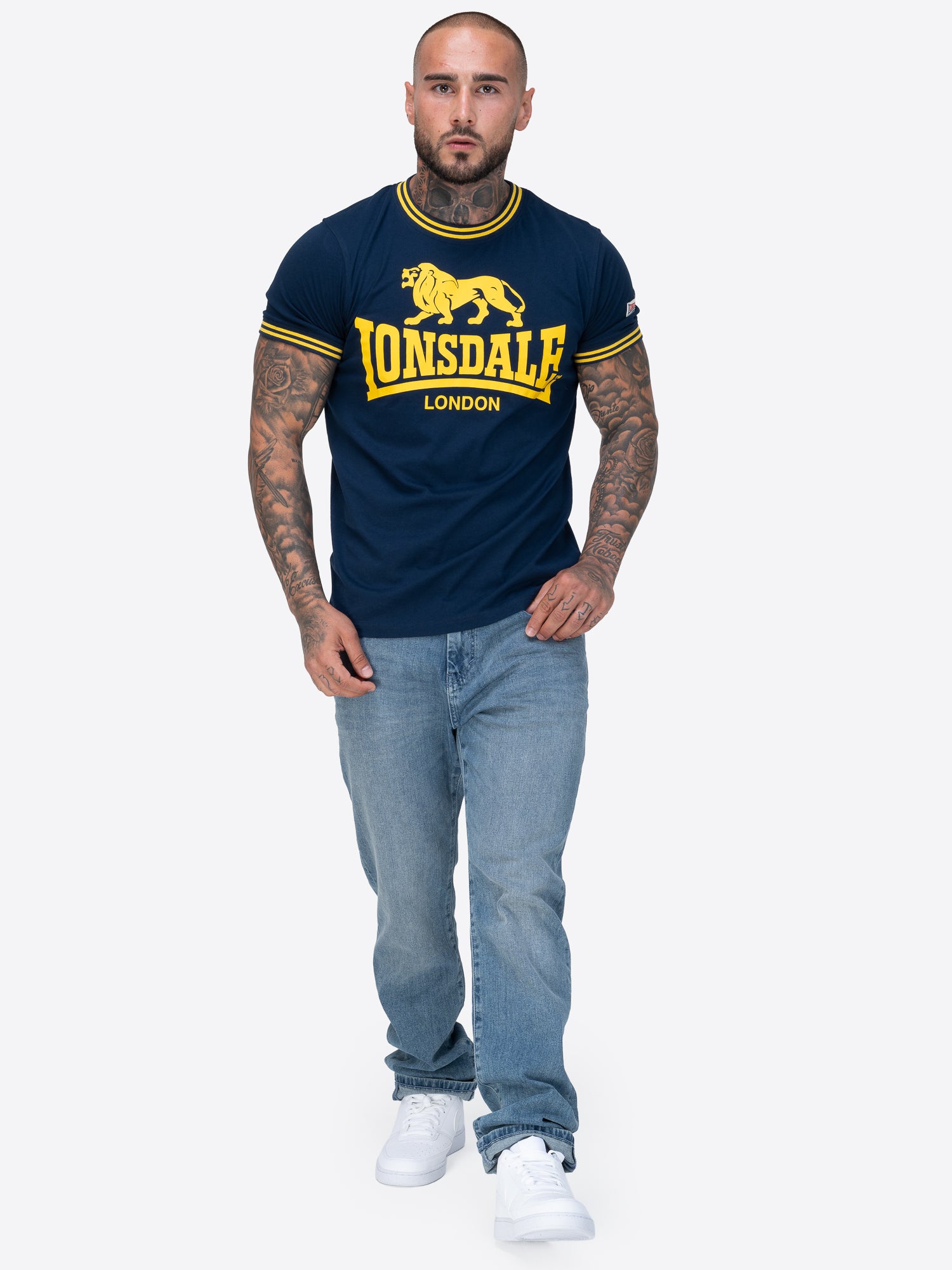 Lonsdale T-Shirt mit kontrastfarbenem Logo-Print auf der Vorderseite, gestreiften Bündchen am Kragen und den Ärmeln sowie aufgenähtem Logo-Label auf dem linken Ärmel