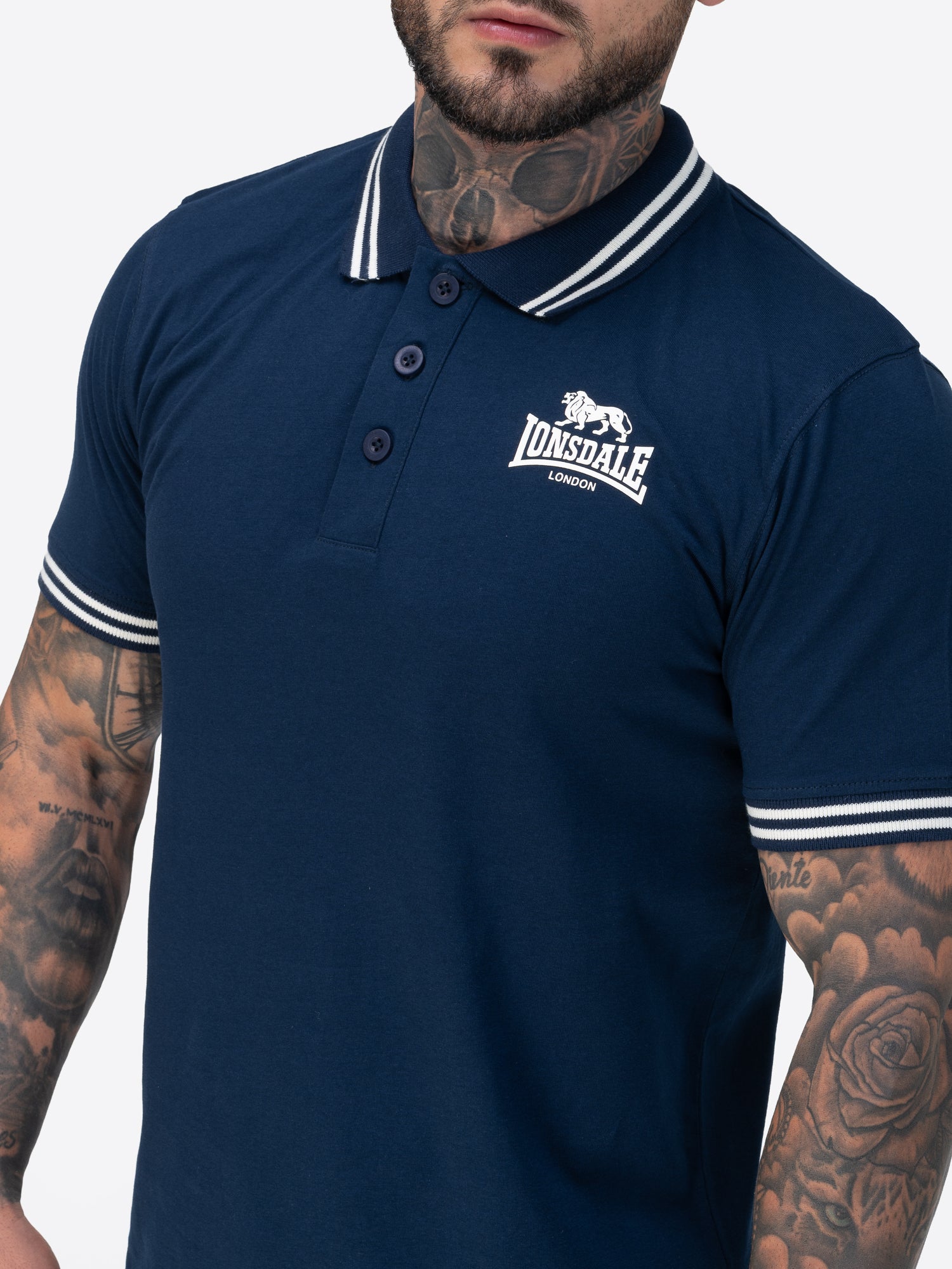 Lonsdale Poloshirt mit 3D-Gummi-Logo auf der linken Brust und gestreiften Bündchen an Ärmeln und Kragen