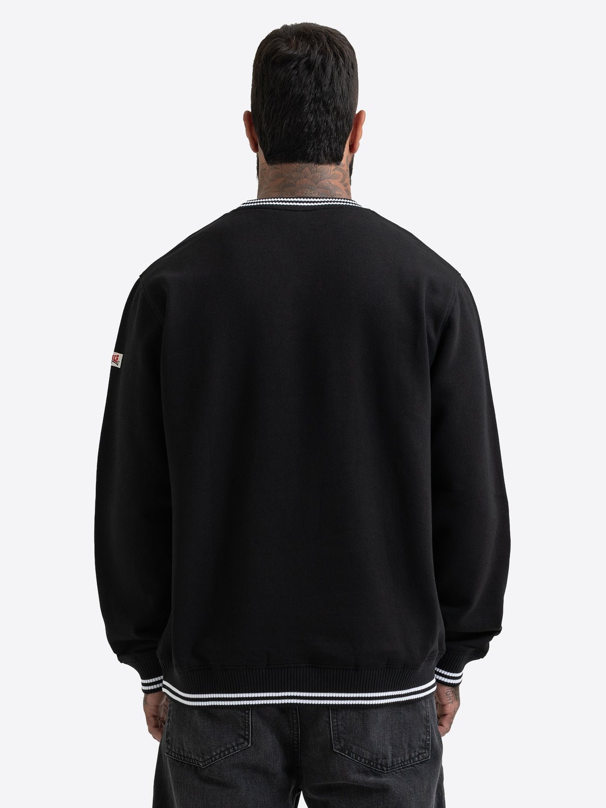 Rückansicht des schwarzen Lonsdale Herren-Sweatshirts mit gestreiften Rippbündchen am Saum.

