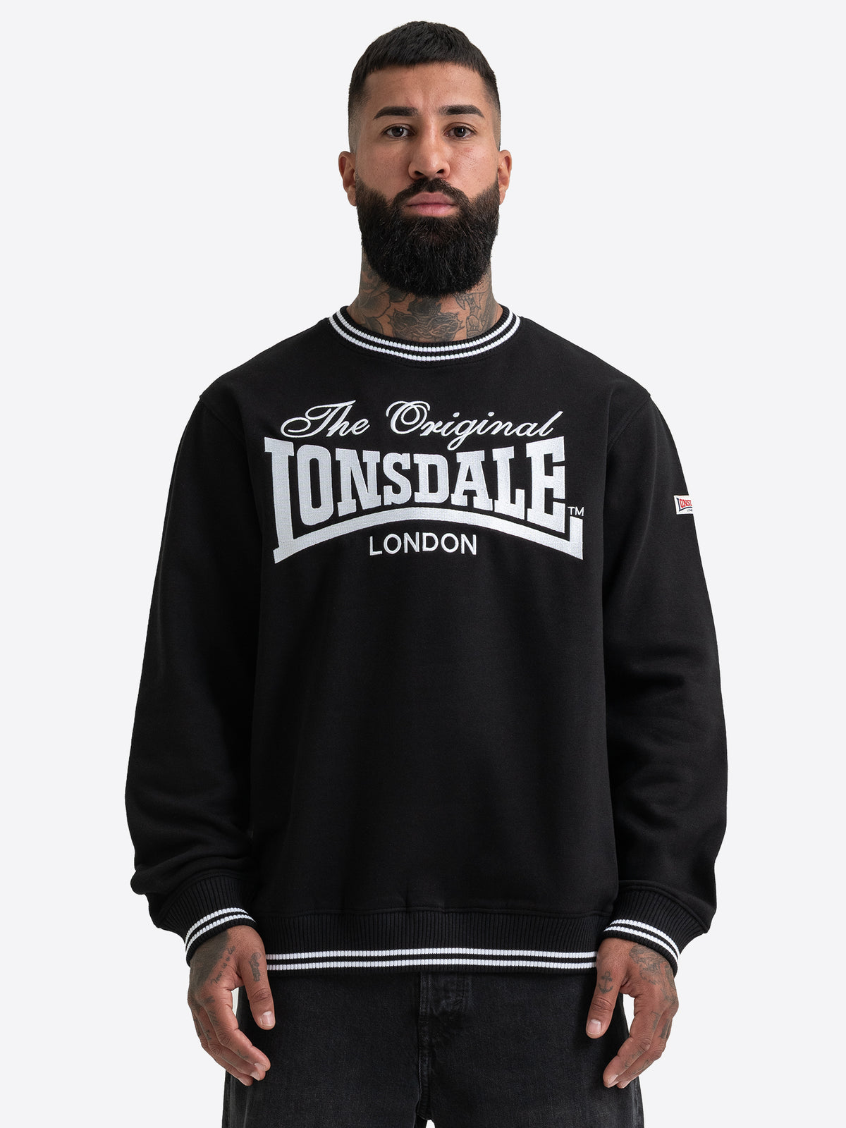 Schwarzes Lonsdale Herren-Sweatshirt mit grosser weisser Logo-Stickerei auf der Brust.
