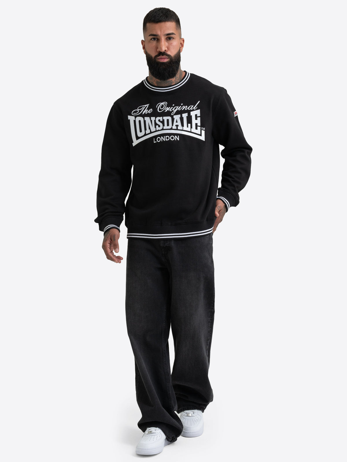 Schwarzes Lonsdale Herren-Sweatshirt mit grosser weisser Logo-Stickerei auf der Brust.
