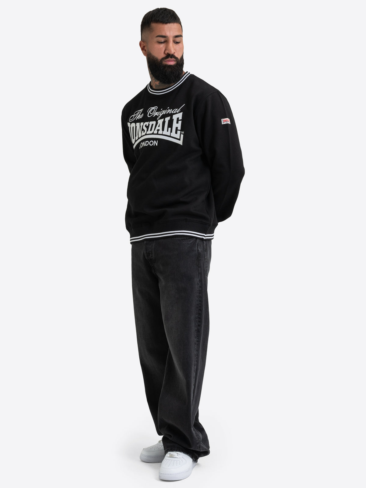 Schwarzes Lonsdale Herren-Sweatshirt mit grosser weisser Logo-Stickerei auf der Brust.
