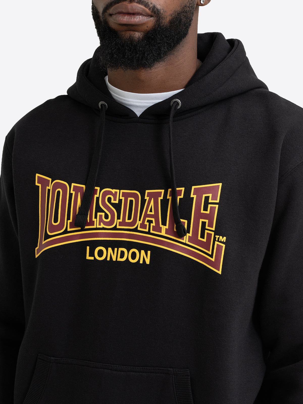 Detailansicht des Lonsdale London Logo-Prints auf der Brust des schwarzen Herren-Hoodies