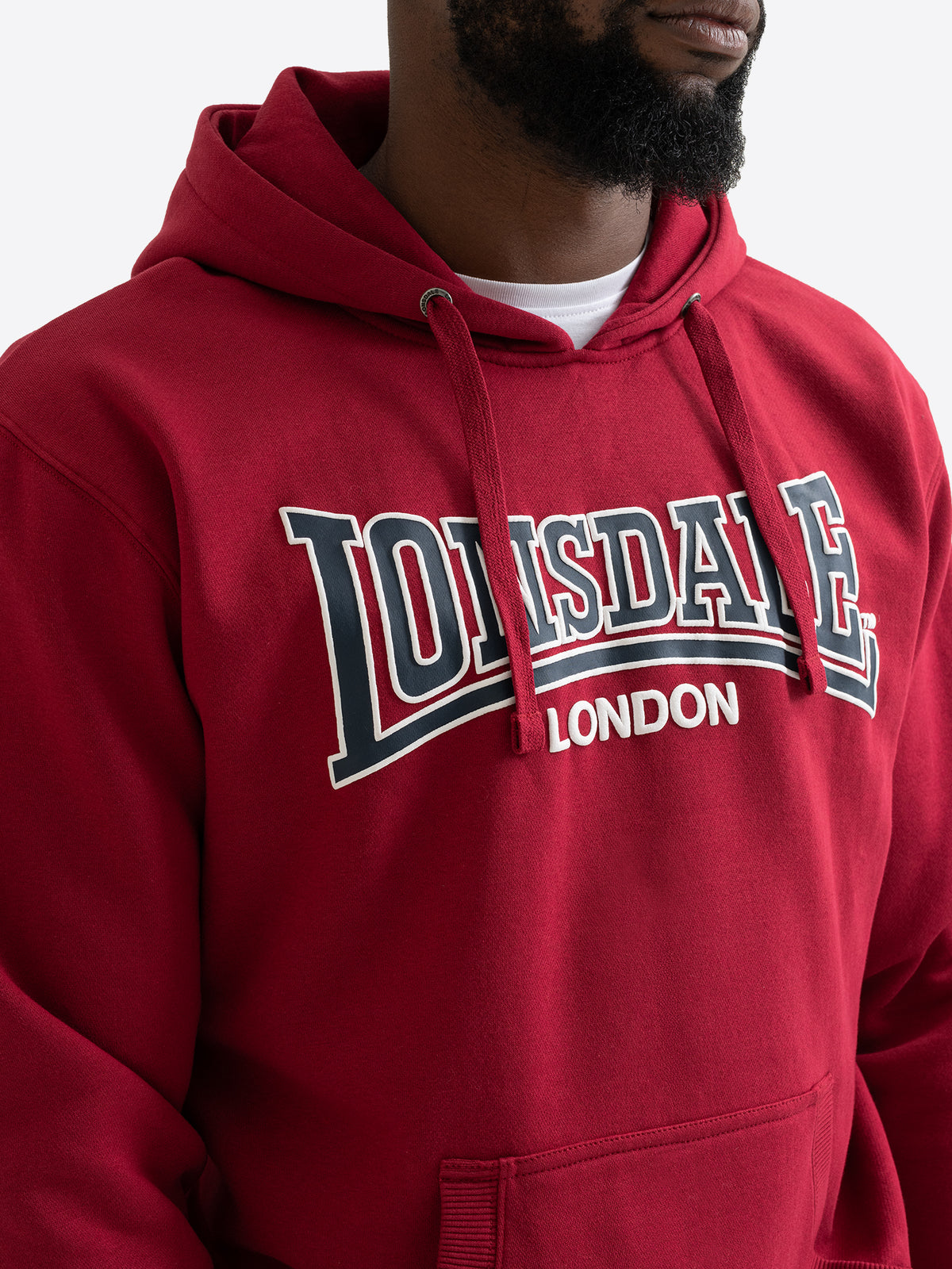 Detailansicht des Lonsdale London Logo-Prints auf der Brust des roten Herren-Hoodies