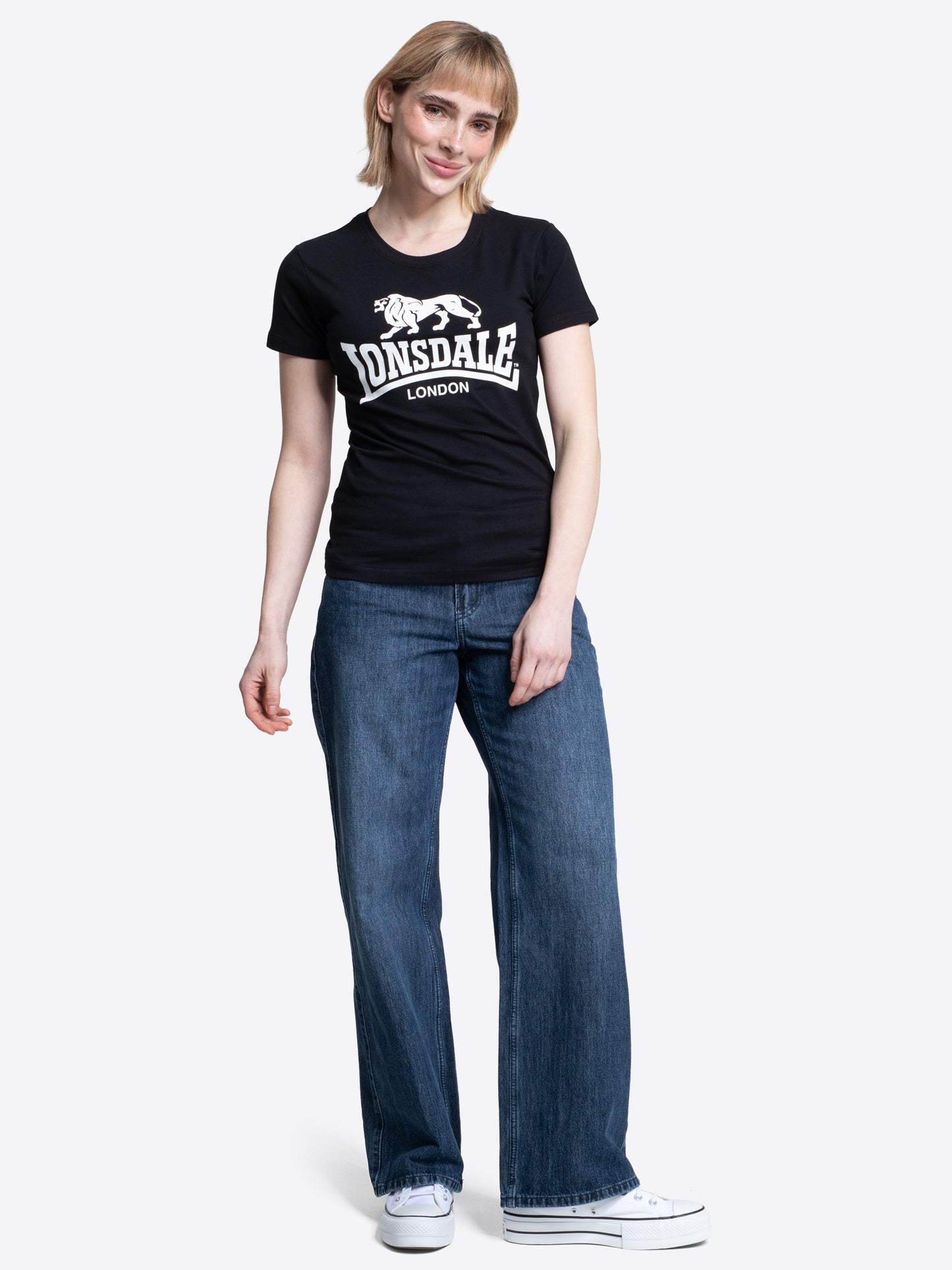 Schwarzes Lonsdale London Damen T-Shirt Combe mit markantem Logo-Print auf der Vorderseite.