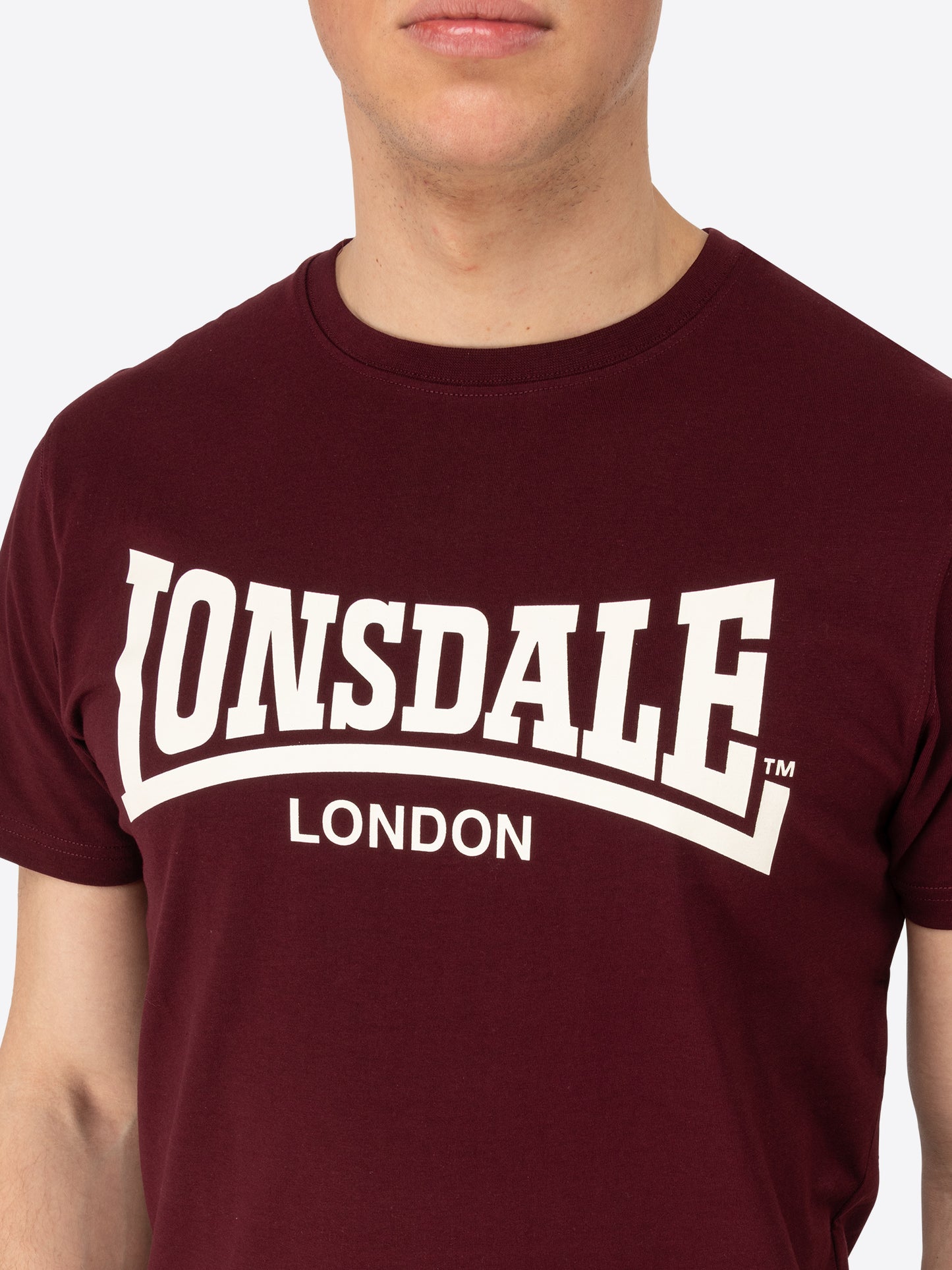Detailansicht: Gerippter Rundhalsausschnitt und feine Jersey-Struktur des Lonsdale T-Shirts.